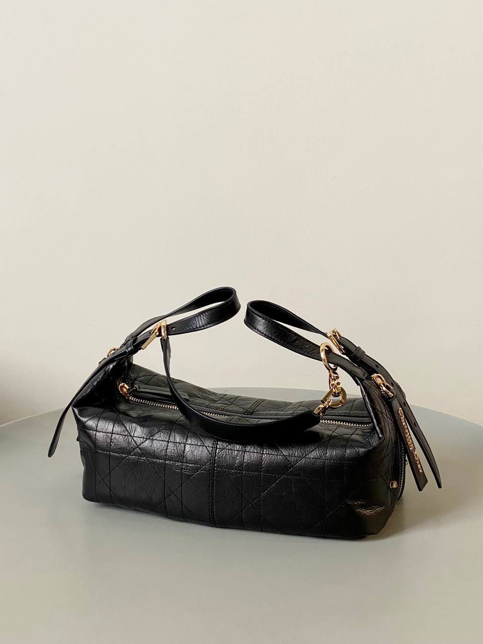 🈶黑色 𝐃𝐢𝐨𝐫 𝐃-𝐣𝐨𝐮𝐫𝐧𝐞𝐲手袋 不会还不知道吧？火出天际了姐妹们 今年 𝙳𝚒𝚘𝚛真的在松弛感这件事情上做到了极致 新款D-journey我直呼一个绝 难买程度不亚于保值系列，夸大了说哈哈 随性又高级的街头感，一改往日的嗲味 关键还是它的多功能肩带 三种背法都好看 俩侧口袋搭配的大号皮质拉牌更彰显个性 以复古金属𝘤𝘩𝘳𝘪𝘴𝘵𝘪𝘢𝘯 𝘥𝘪𝘰𝘳标识做点缀 既有装饰元素又实用 中号：33×16×15cm 小号：25.5x14.5x14cm