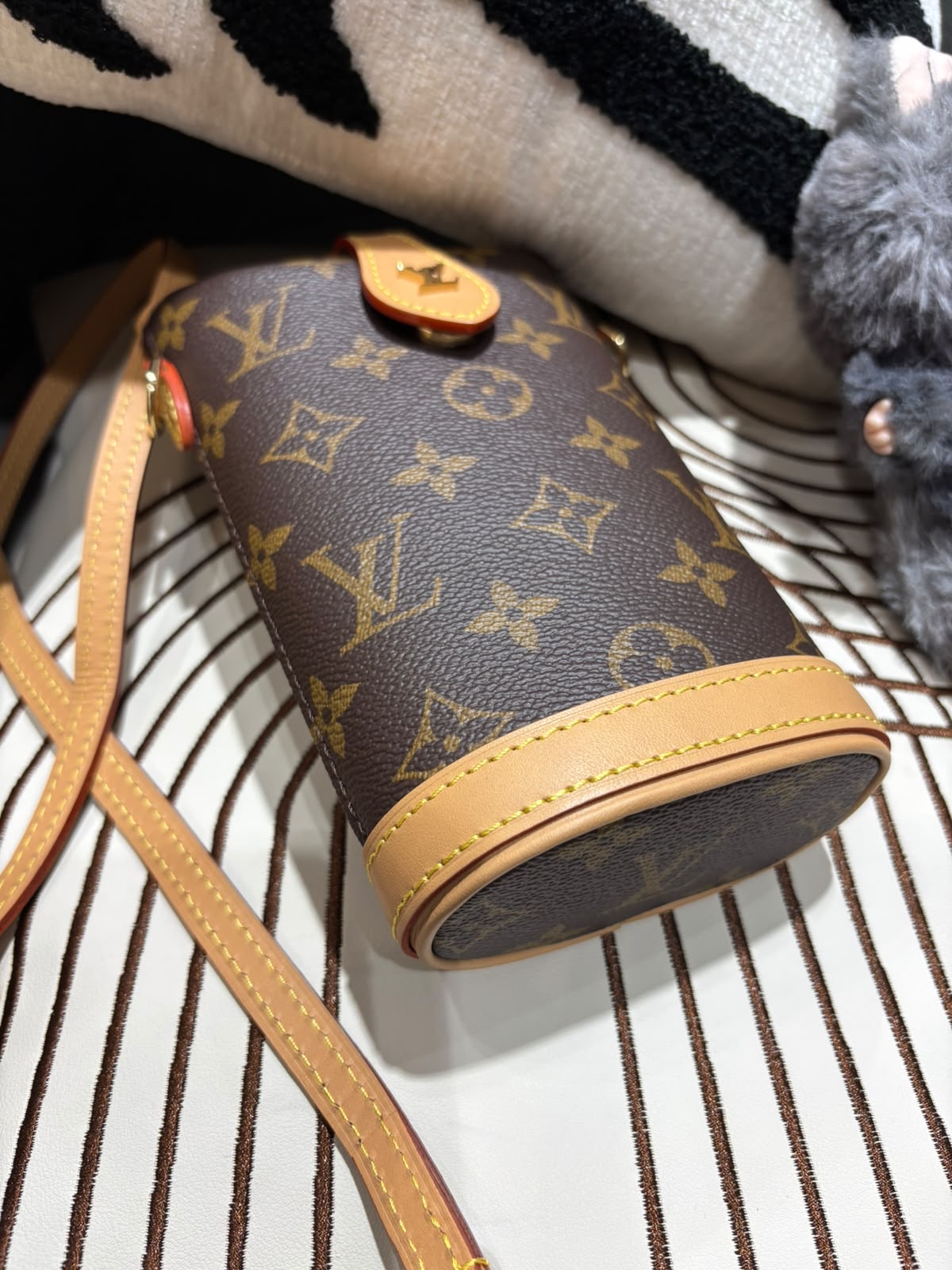 Lv Fold Me Pouch Shoulder Bag M80874 100%Authentic, 98%new ✅dust bag