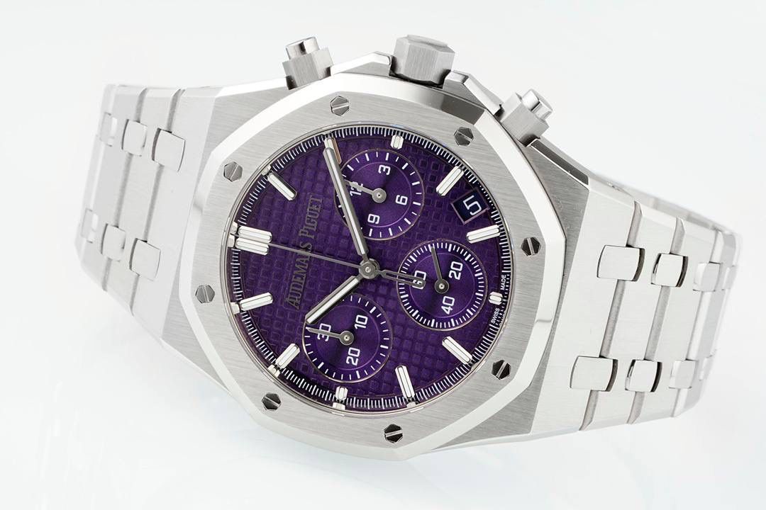 🚀新品爱彼皇家橡树系列26240系列，是一款41毫米精钢自动上链计时码表，搭载APS开发自研Calibre 4401一体机芯，具备飞返计时、小时/分钟/小秒显示及日期功能。其标志性八角形表圈配以八颗六角螺丝，搭配“Grande Tapisserie”大型格纹表盘，层次感鲜明。一体式精钢表链延续了1972年首款皇家橡树的经典设计，兼具运动与优雅。全新开发一体机芯采用导柱轮与垂直离合结构，振频28,800次/小时，与原版完全一致，动力储存约70小时，防水深度50米。AP融合高级制表工艺与前卫美学，是奢华运动腕表的典范之作。💯🔥🔥