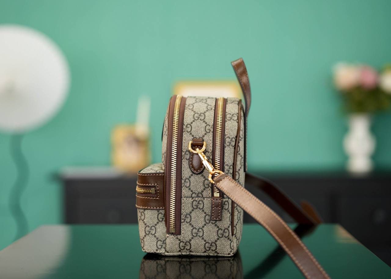 🥯GG 饰互扣式双G多功能手袋 棕色 正品售价,800 独家原厂皮发售 限量级别 新款Retro迷你背包，不是一眼惊艳的款式，属于越看越耐看的款，能手拎也可以单肩斜挎，也可以当腰包，妥妥的搭配神器，自重轻，容量非常OK 官方款号 725654 尺寸：15x19x8cm