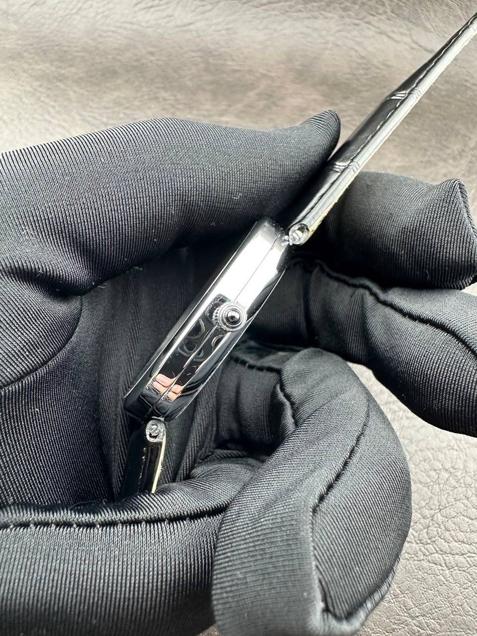 PP➕ Factory2025新品首发｜百达5738系列 68克配重版 复刻经典，更胜经典——GOLDEN ELLIPSE 黄金椭圆腕表重磅登场！ ✅ 黄金分割美学重塑：遵循1:1.6181经典比例，34.5MM×39.5MM椭圆表径搭配7.7MM纤薄厚度，复刻古典韵味与佩戴舒适度。 ✅ 316L精钢表壳：介于圆形与矩形之间的别致椭圆轮廓，还原原版线条张力，质感细腻出众。 ✅ 3D立体云贝母表盘：专属浮雕打印工艺，折射神秘深邃光泽，告别市面暗淡平庸款，上手自带高光。 ✅ 定制进口小牛皮表带：21X16尺寸对版原配，搭配同型椭圆表扣，与表壳设计遥相呼应，贴合手腕更显格调。 ✅ 9015精准机芯：走时稳定精准，兼顾实用性与耐用性，日常佩戴无压力。 PP➕不做“远观款”，只为呈现最接近原版的真实佩戴体验——从细节质感 to 上手触感，每一处都经得起近距离审视，让经典韵味在腕间完美延续！