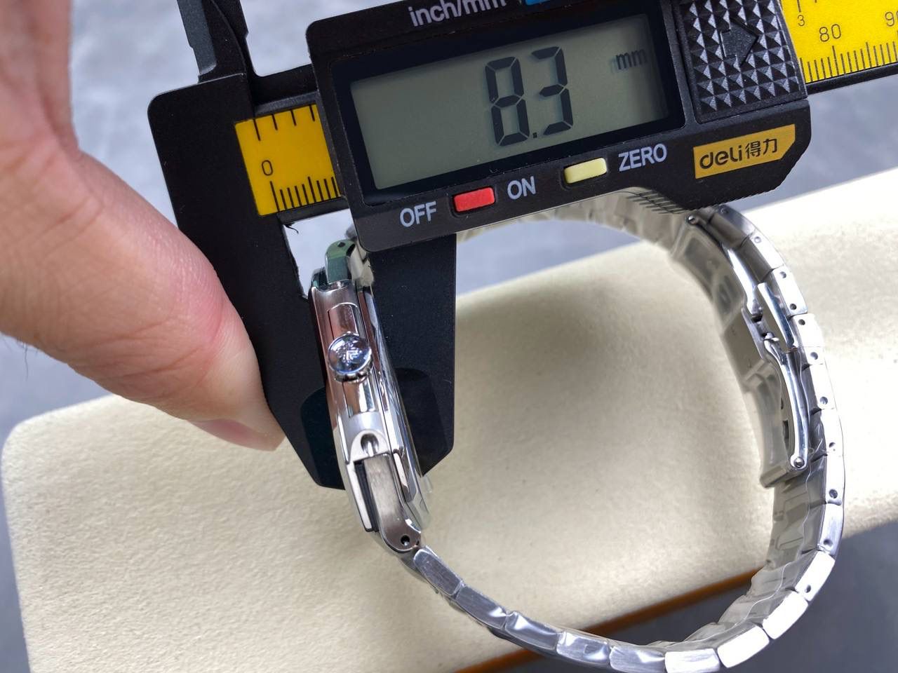 百达翡丽 方形 新系列CUBITUS 5821腕表 亮点特色：1️⃣机芯:搭载定制9015改Cal.26-330 SC一体机，调时不停秒，调时不停秒，摆轮位置均与正品一致，自动上链机芯。2️⃣钢带:316L定制级人体工程学表带，新扣款式。3️⃣表壳:尺寸45毫米厚度仅8.3mm，为表壳对角线长度(即10点位至4点位),因为表壳近似于方形，上下边的宽度会小于这一数值，所以视觉效果并不是很大。 搭配上，5821属于运动风格腕表，日常搭配正装和休闲风格也可以。