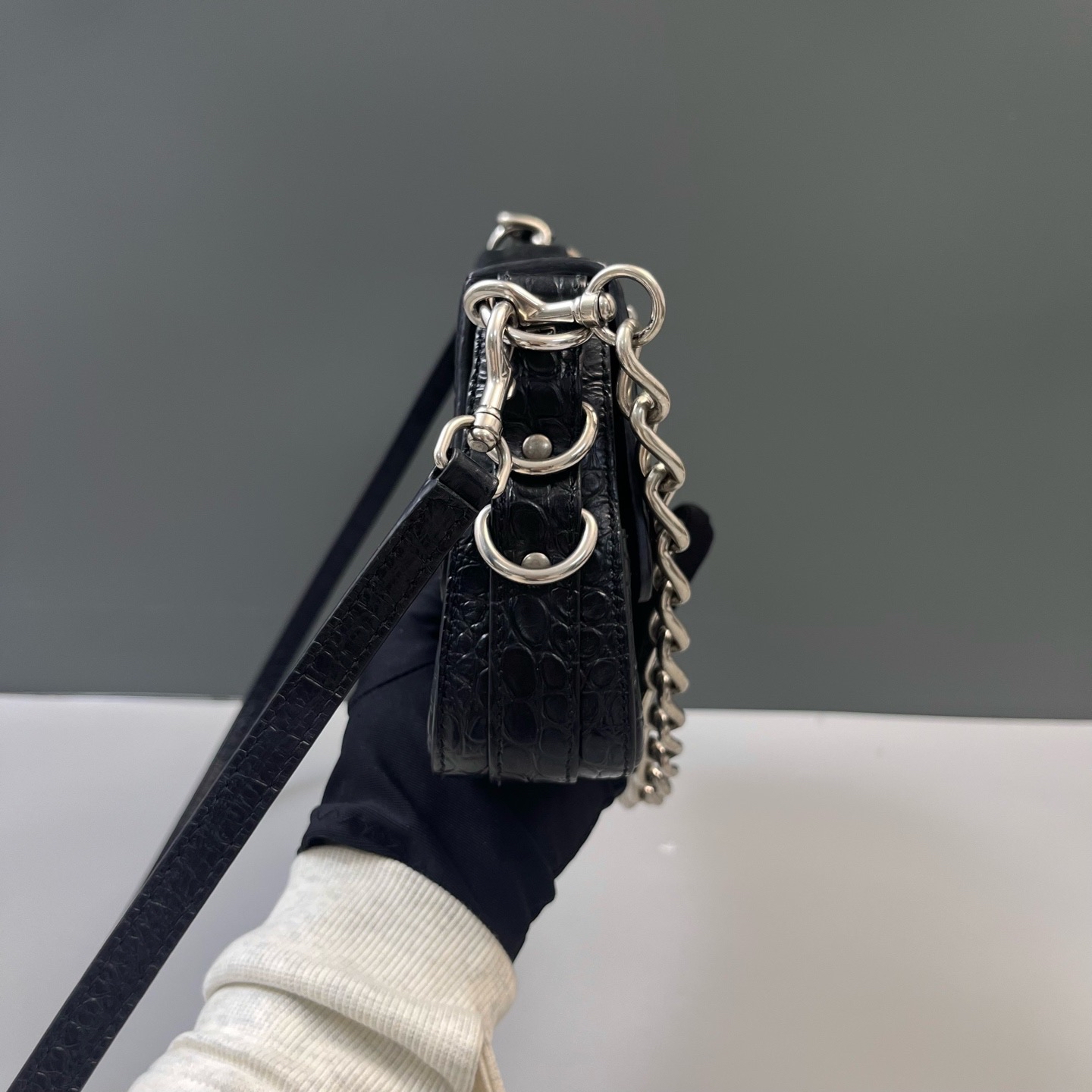 【預訂貨品】巴黎世家黑銀鰐魚壓紋腋下包