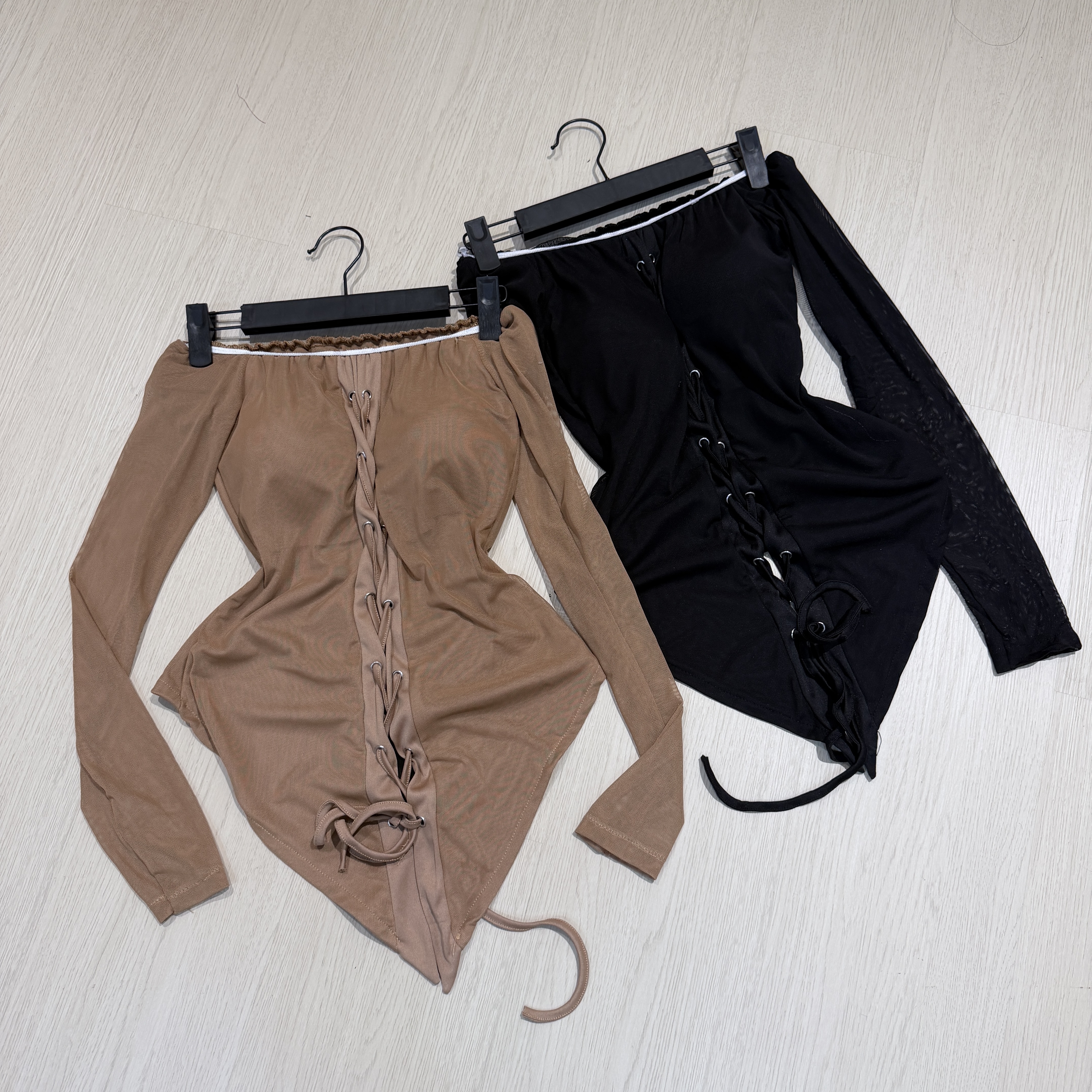 長袖T卹，露肩設計（有胸垫）