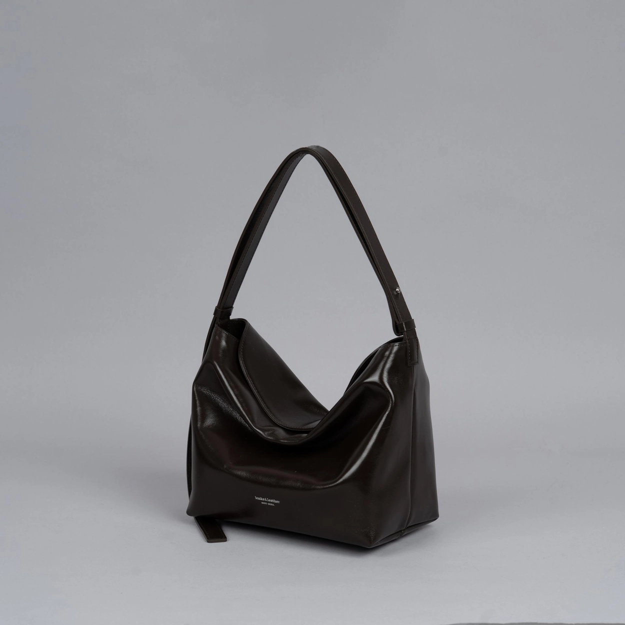  【26SS】預訂_亮面牛皮 Folding Shoulder 磁吸Tote Bag (L) By Bucks & leather