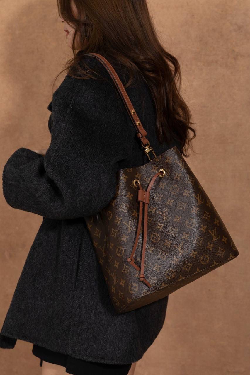 LV NÉONOÉ 水桶包 👜✨ 这款真的是经典中的经典，很多人第一只 LV 都选它！！ Size：26 × 26 × 17.5 cm，容量很可以，日常东西统统装得下～ 水桶包原型来自 1932 年的香槟袋， 经典又耐看，不分年纪，背起来都很有感觉。 又能装、又好搭，休闲穿、正式穿都 OK， 属于那种越背越喜欢、怎么都不会过时的款 💖