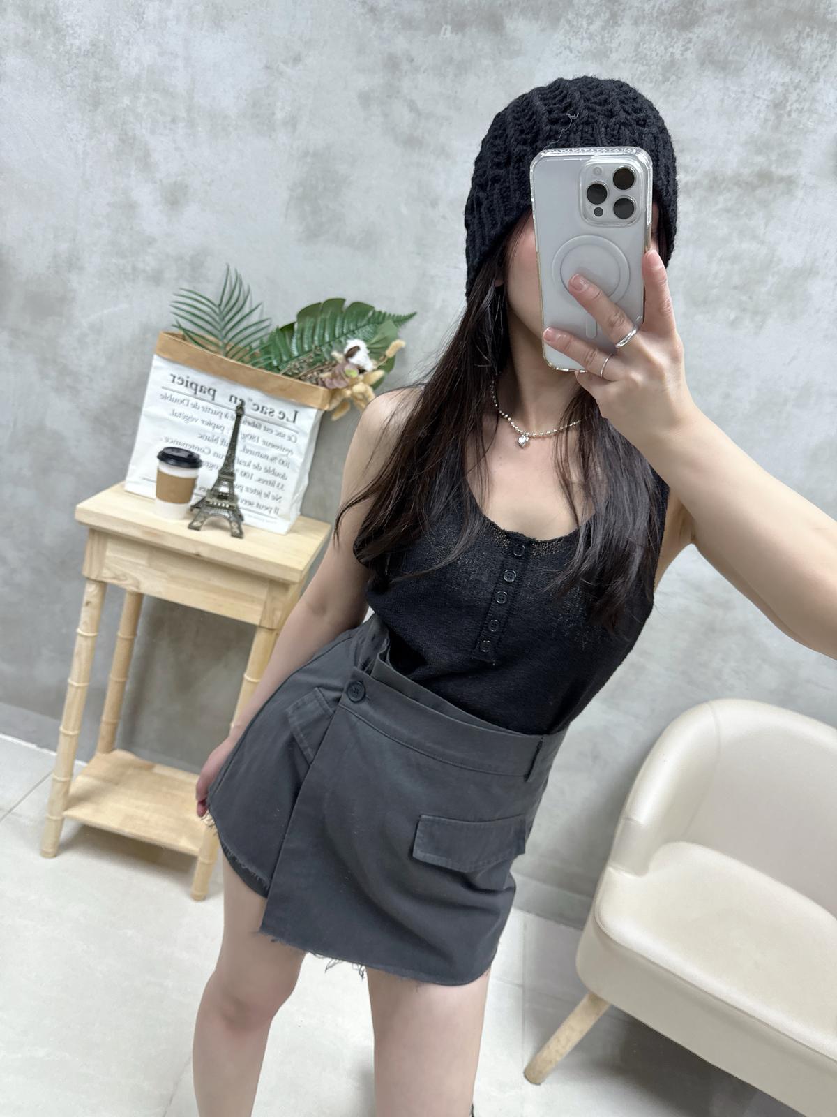 D14 扣鈕針織背心