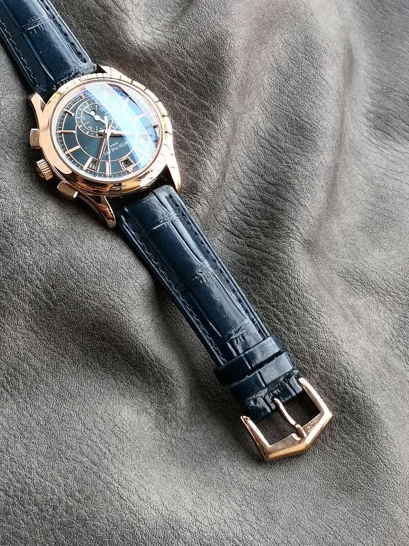 2024墙裂推荐 重金打造经典时计】——百达.翡丽复杂功能系列5905R-010重磅登场，迄今推出的首款Nautilus复杂腕表，以超复杂的工艺技术打造休闲运动腕表。 1⃣️小身板大能量：尽揽以下功能∶12点位日历功能 10点位星期功能 2点位星期功能 6点位24小时。所有功能都可正常使用。 2⃣️机芯采用复刻版Cal.240自动上链机芯，在实现外观的逼真前提下，功能一并完美诠释。 3⃣️改装大师独立制表人，倾情参与定制改装表盘颜色，给予独一无二的腕表增添有趣的灵魂！ 匠心力作 欢迎各位表友品鉴！