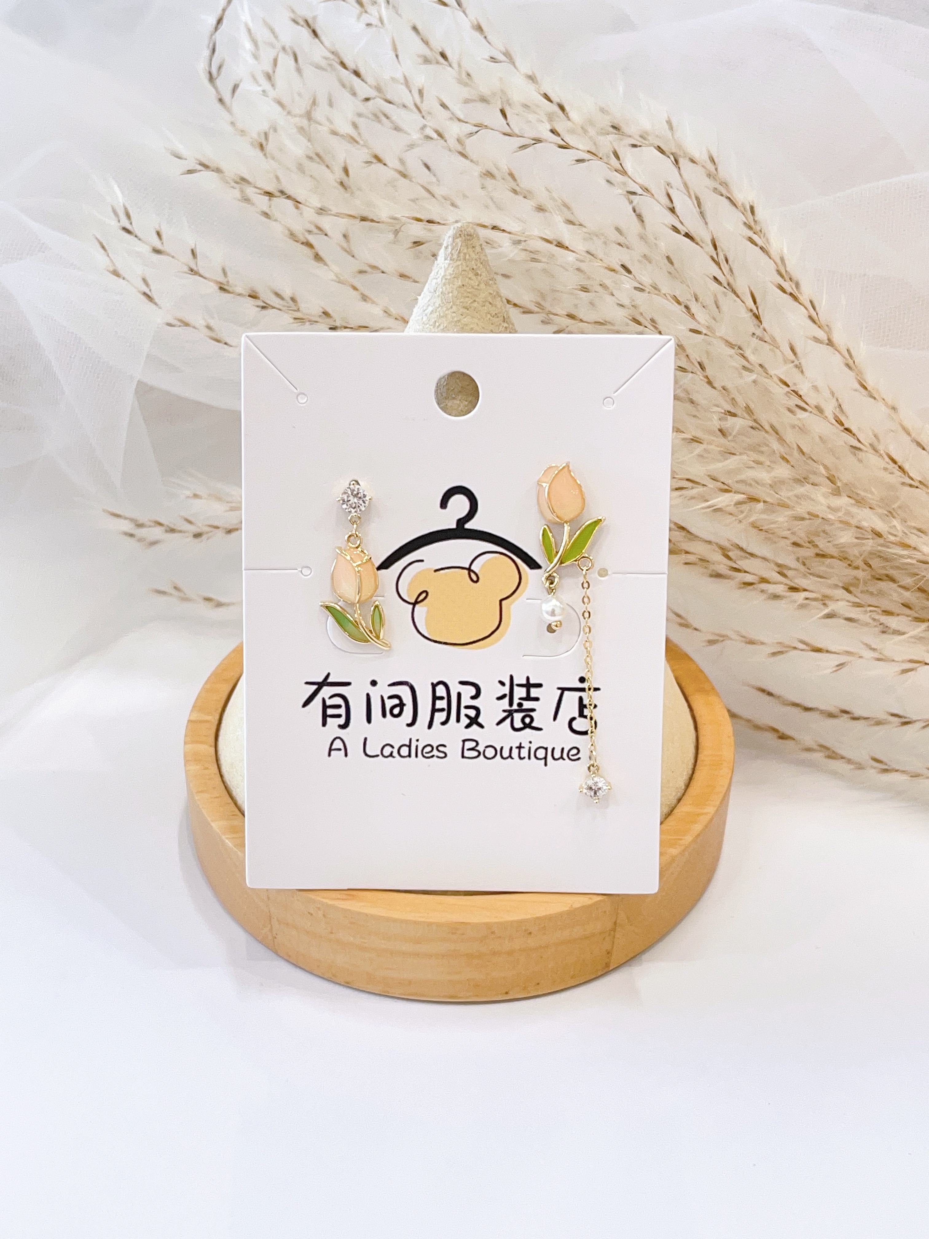 甜美不规则郁金香耳环