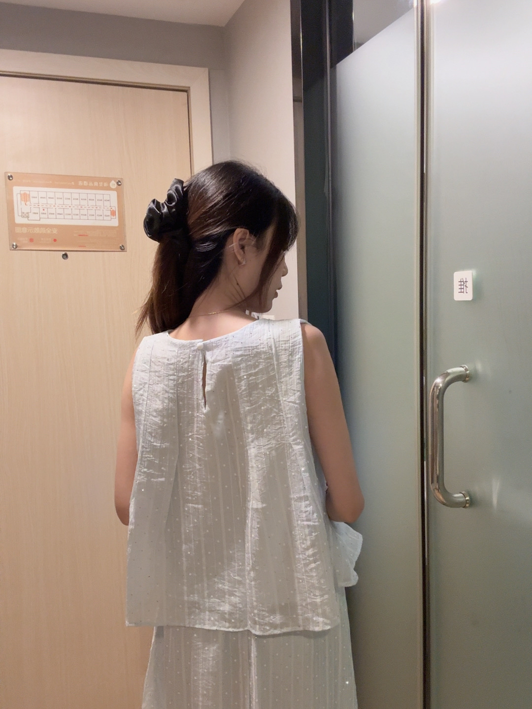 气质温柔风烫钻背心上衣+半身长裙两件套 R2979