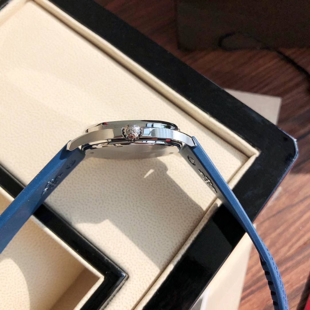 独家推出 新款百达斐丽AQUANAUT系列 专为女性设计！用最简约方式完美体现百达斐丽的精髓，融合了大胆的设计和正统的纯粹，这款腕表成为百达斐丽的旗舰产品之一！腕表完美尺寸35.6，进口精钢材质多重工艺精磨打造。原装一致厚度7.77cm。表盘镶嵌46颗 vs1.8真钻。约一克拉！ Gtc中国权威鉴定证书。百分百保证每一粒都是货真价实的真钻。可验可查询！💯💯