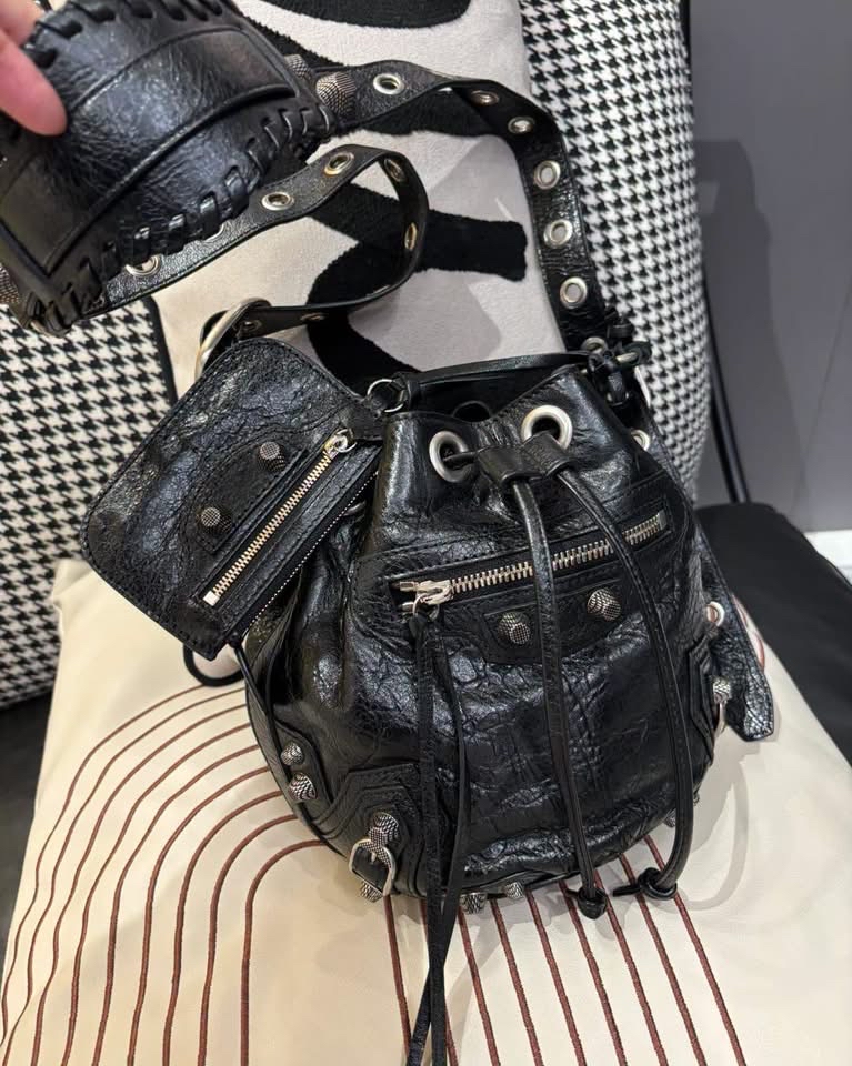 Balenciaga le cagole bucket bag Blac 100%Authentic ,98%new  ✅收據✅mirror ✅coins bag✅dust bag