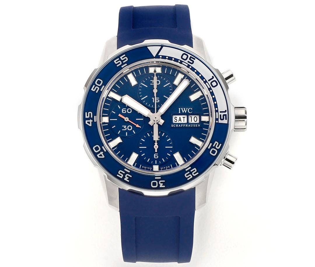 IWC万国海洋计时系列，一款直正潜水与计时融合的腕表。超高的颜值 具备「背景照明」的旋转式潜水外圈。多功能外圈里面是4毫米阔的蓝宝石玻璃圆环，底部有印花及涂上浓缩的Super-LumiNova®夜光涂层。粗犷的时标和刻度，并覆有银光涂层，在昏暗的环境中发出光芒，让时间时时掌握。材质： 316L精钢 直径： 44毫米 机芯：Asia-7750机芯🔥