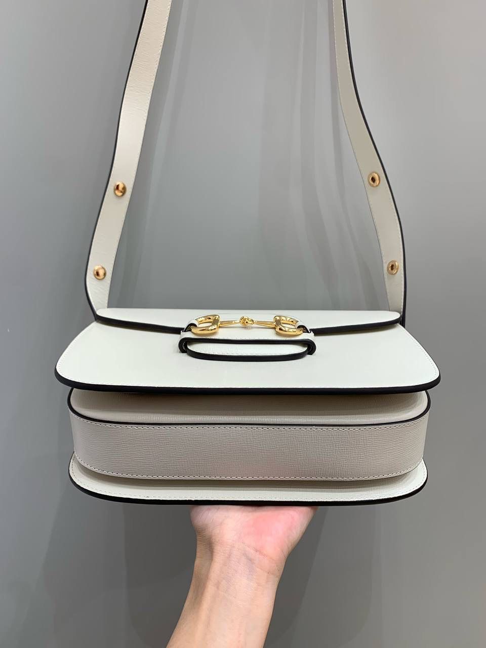 新背景实拍正品级 。Gucc1 Horsebit 1955马鞍包(原厂皮白色） 销量王🔥全新升级2代马鞍包 马鞍包我真的爱了，火爆程度你们都知道 全新升级版本我相信你们会更加疯狂 肩带做了修改使用起来更加美观 更加立体的版型让马鞍包更加霸气十足 全铜马衔扣五金搭配开发部原厂皮 真的是绝了，拿到手你们都会惊艳！ 虽然出来很久了，但火热程度丝毫不减 国内外博主基本人手一个，搭衣服超赞！ 全新升级版本一定要买一个出去炸街！ 型号 602204 尺寸 25x18x8cm