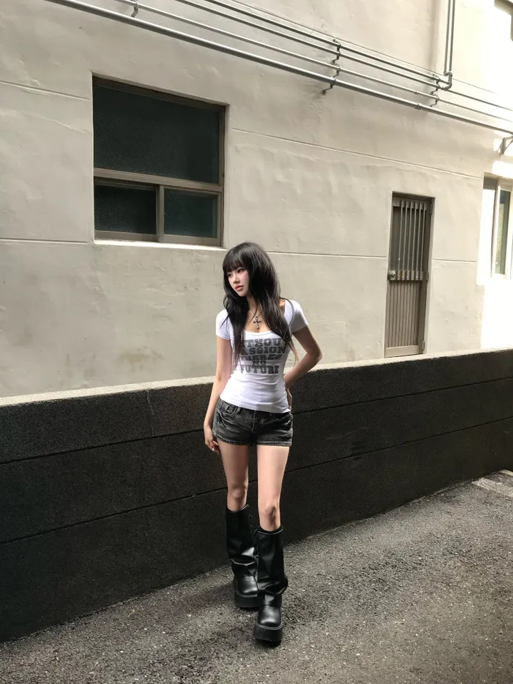 Ribbed Scoop Neck Graphic Top