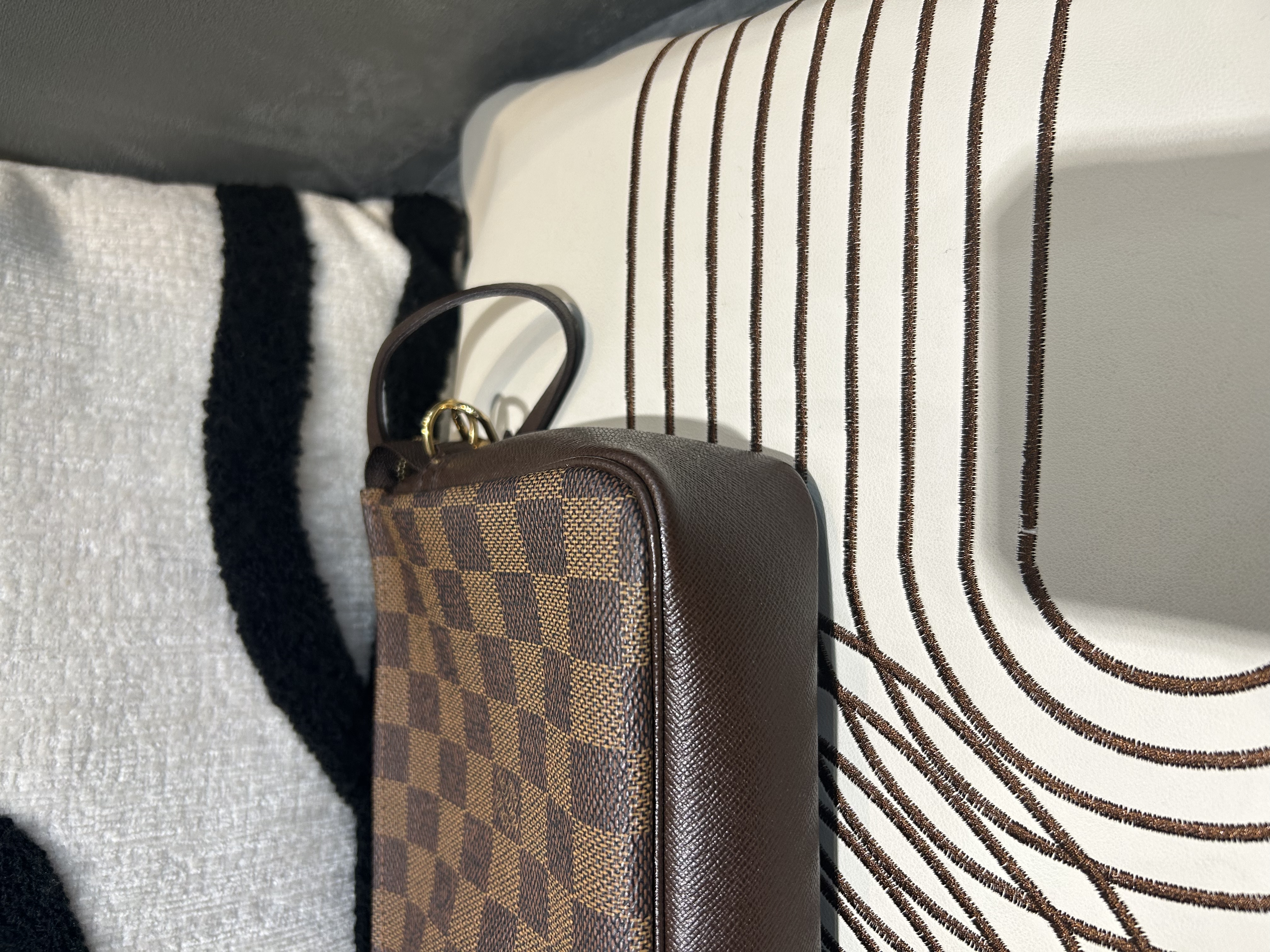 LV Damier Ebene Pochette 100%Authentic, 95%New