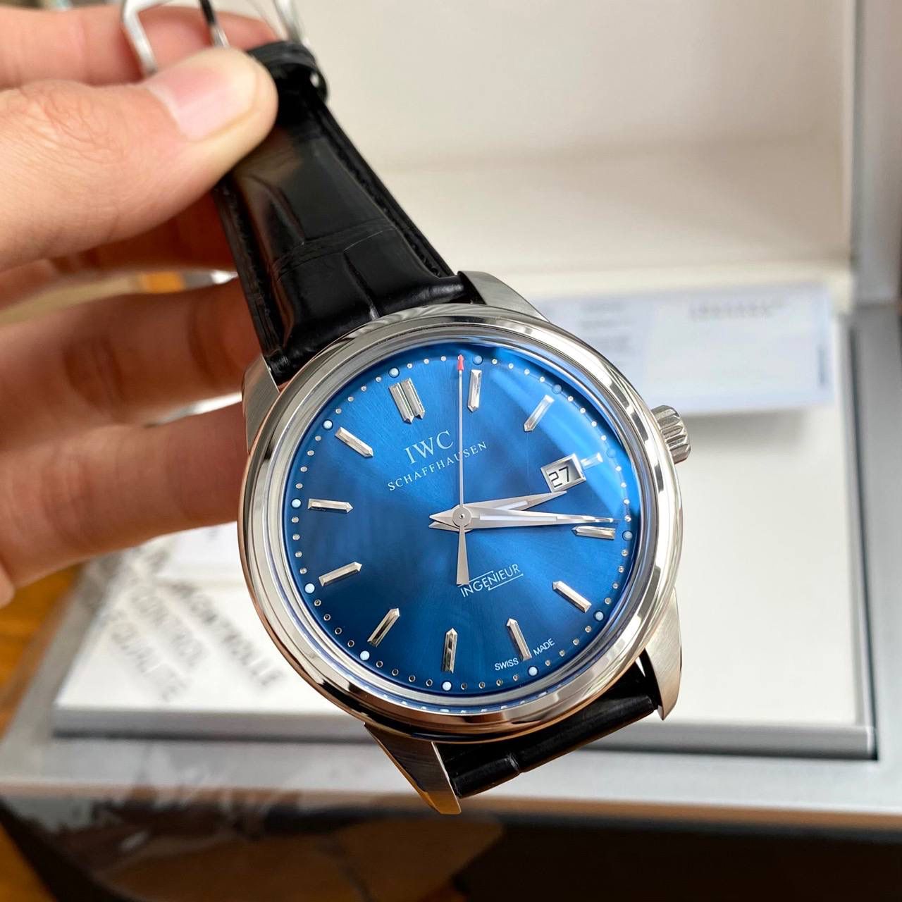 型号IW323310 IWC万国表复刻版系列工程师自动腕表，继续彰显运动精神。工程师「劳伦斯体育公益基金会版」自动腕表采用精钢表壳及醒目的蓝色表盘42.5mm表径！表盘沿用标志性的蓝色调，犹如一座希望的灯塔，指引美好的未来。 配备比勒顿上链系统，日期显示，表底镌刻7个年轻人在一起踢足球的「Time for Unity」绘画作品。精钢款式 搭配黑色鳄鱼皮表带。表蒙采用的是成本超高，工艺极其复杂的蓝宝石窝盖玻璃！搭载原装瑞士进口ETA-2824机芯！专柜限量1000只！