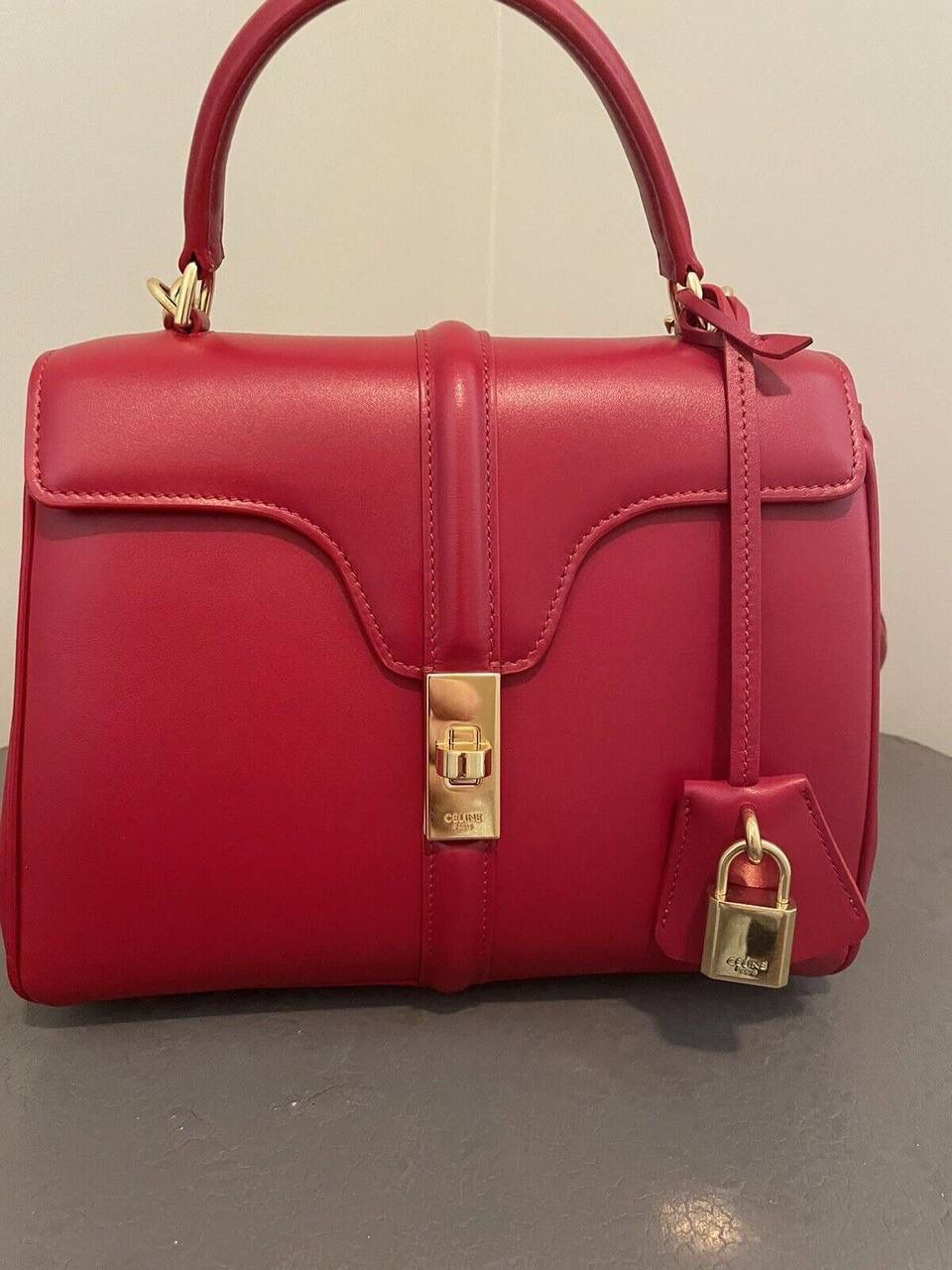 🔥大货实拍图 𝗖𝗘𝗟𝗜𝗡𝗘 ♥️ 𝟭𝟲迷你手袋 型号：197983 尺寸：17.5*14*7cm 𝑪𝒆𝒍𝒊𝒏𝒆经典百搭的16系列～爱了爱了😘缎面牛皮搭配金色扣子和锁头，高级感复古感十足～斜挎手提都很有态度！