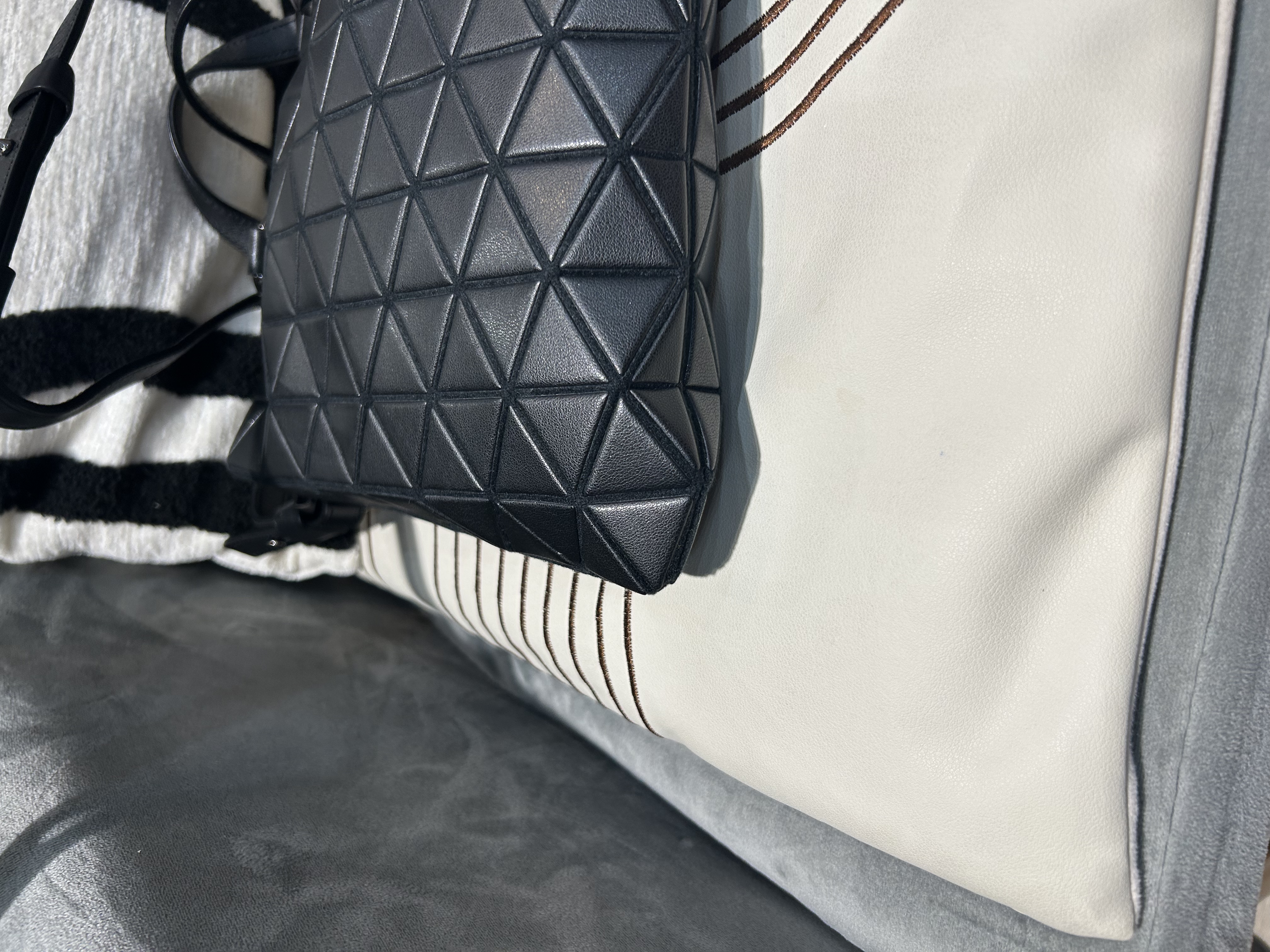 Issey Miyake Bao Bao Tonneau Matte Crossbody Bag 啞黑色牛皮