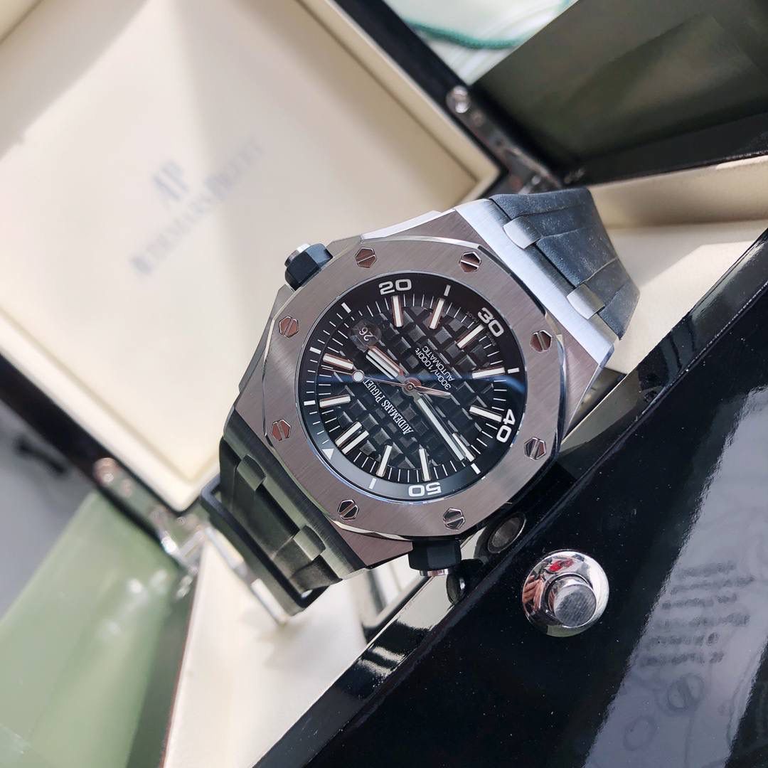 AP皇家橡树离岸型，型号15703，出自当代最伟大的钟表大师（没有之一）尊达之手，设计粗旷张扬，特殊的八角形舷窗表圈用8颗六角螺钉与表壳紧密结合，辨识度极高，且极具稳定性，内胆结构设计更使它具备不慎防磁和卓越的潜水性能，保护机芯的稳定性！十点钟方向的黑色表把可以调字面里的数字圈，潜水爱好者应该懂它的作用！300m防水，超强夜光！字面上的凸状格子有映射圈从内向外扩散，立体细腻的效果非市面上普通货所能比极！虽然此款表的配件通过我们的渠道有部分出自AP国内代工厂，可机芯部分，作为世界排名第二的腕表品牌，该品牌机芯全部自产且只在瑞士组装，全球的AP产品机芯售后问题也只能发回瑞士！因此我们用瑞士进口ETA-2836代替！该款机芯参数大家可自行百度，稳定性毋庸置疑‼️