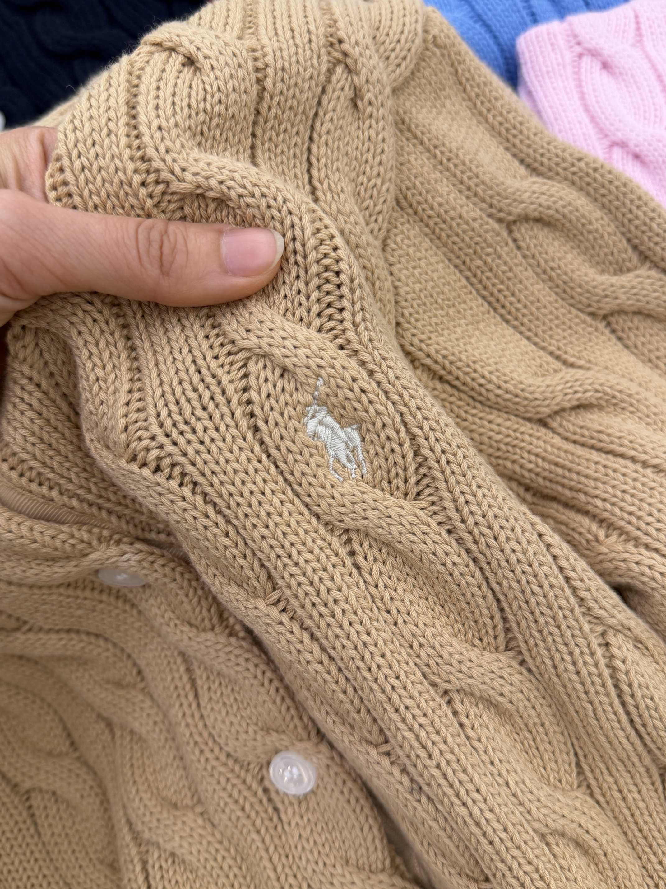 $188件。🔥 最新配色  口碑爆款‼️Ra 經典老錢風大麻花絞花針織開襟衫