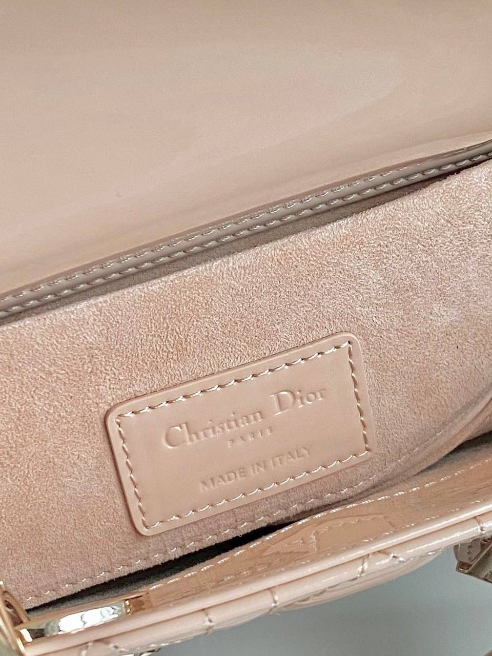 沙粉💗 𝗗𝗶𝗼𝗿 𝗗-𝗝𝗼𝘆 𝗯𝗮𝗴漆皮款，新色 时尚果然就是轮回，回归了一把中古戴妃 长方包形，短链条➕细长肩带直接封神！！ 复古时髦感超强，真是什么场合都可以把住 绝对是lady中的天花板了，强势出圈啦姐妹们🌟🎀 中号/小号都🈶‼️