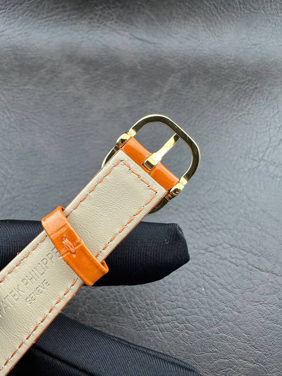 PP➕ Factory2025新品首发｜百达5738系列 68克配重版 复刻经典，更胜经典——GOLDEN ELLIPSE 黄金椭圆腕表重磅登场！ ✅ 黄金分割美学重塑：遵循1:1.6181经典比例，34.5MM×39.5MM椭圆表径搭配7.7MM纤薄厚度，复刻古典韵味与佩戴舒适度。 ✅ 316L精钢表壳：介于圆形与矩形之间的别致椭圆轮廓，还原原版线条张力，质感细腻出众。 ✅ 3D立体云贝母表盘：专属浮雕打印工艺，折射神秘深邃光泽，告别市面暗淡平庸款，上手自带高光。 ✅ 定制进口小牛皮表带：21X16尺寸对版原配，搭配同型椭圆表扣，与表壳设计遥相呼应，贴合手腕更显格调。 ✅ 9015精准机芯：走时稳定精准，兼顾实用性与耐用性，日常佩戴无压力。 PP➕不做“远观款”，只为呈现最接近原版的真实佩戴体验——从细节质感 to 上手触感，每一处都经得起近距离审视，让经典韵味在腕间完美延续！