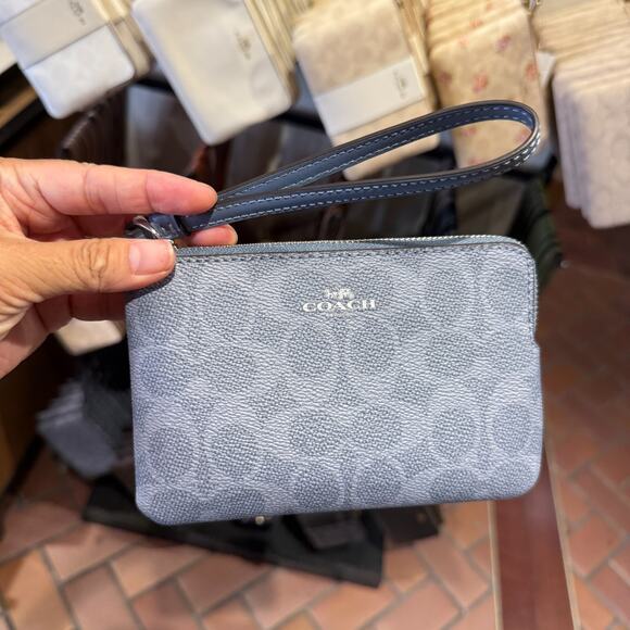 香港現貨-Coach wristlet （Silver/Chambray）