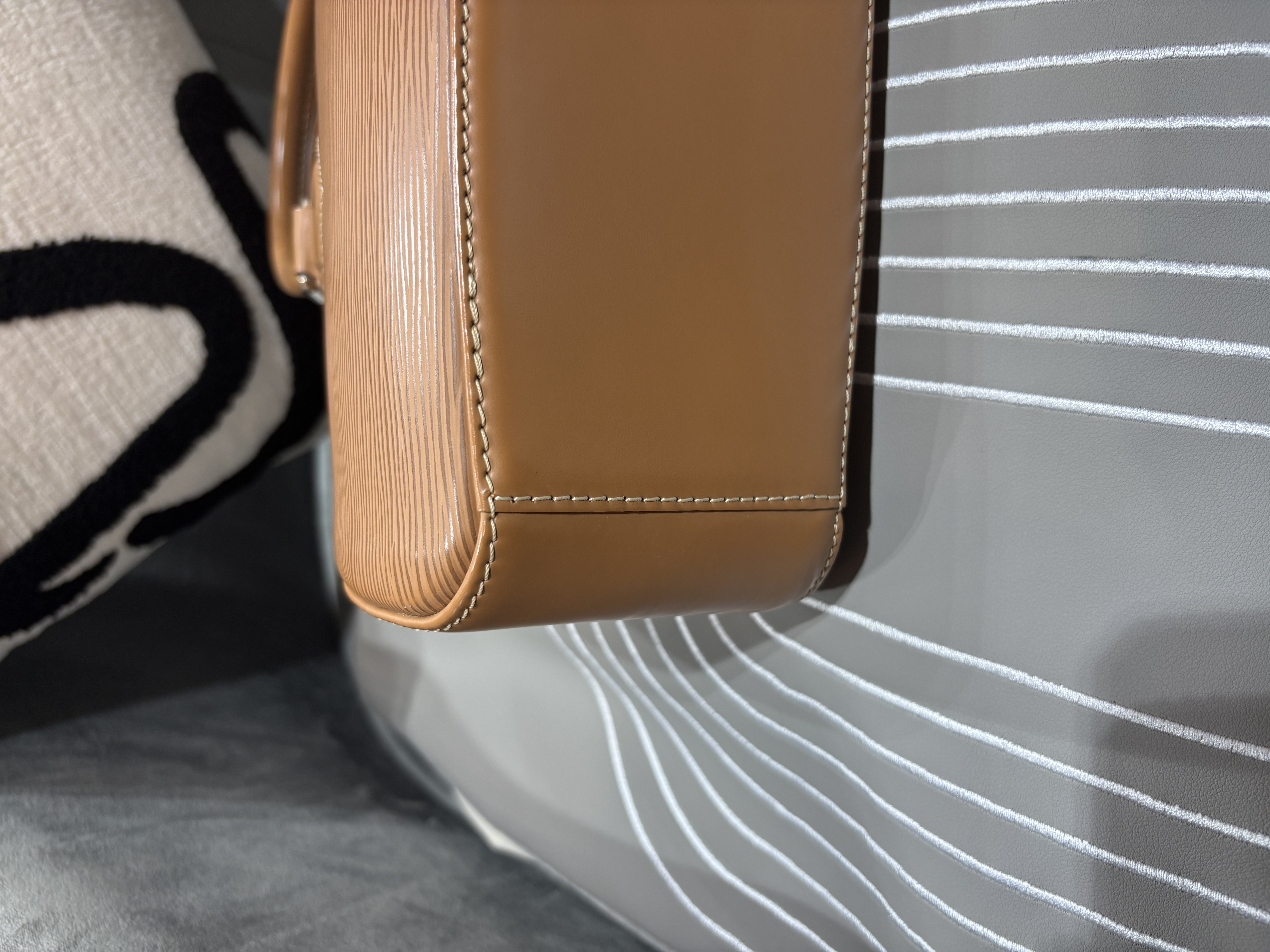 Lv Jasmine handbag epi leather 100%Authentic, 95%new