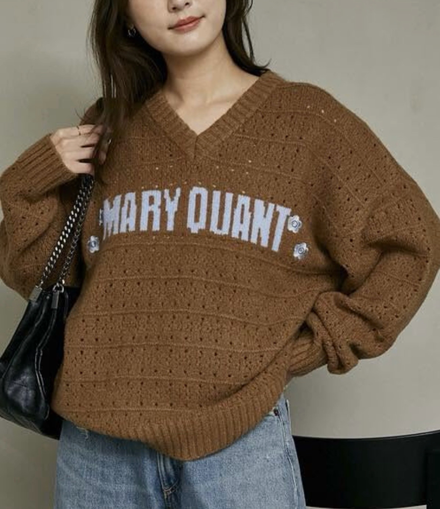 MARY QUANT V-NECK LOGO KNIT