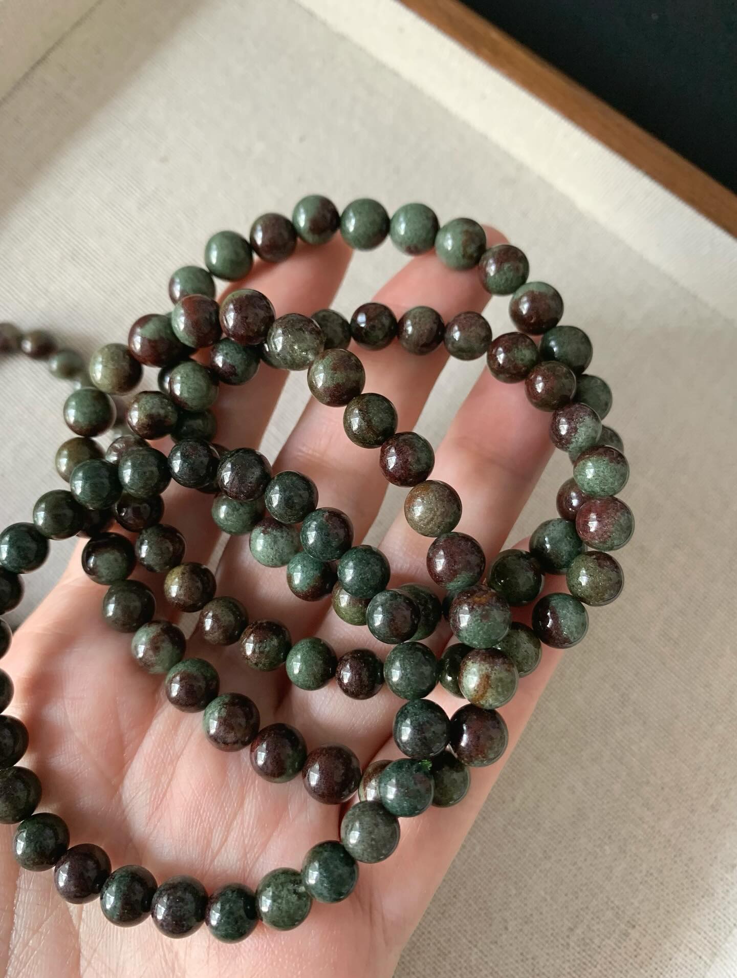 满红绿幽灵 ｜Red Green Phantom7m+ RM58 红绿幽灵集红幽灵与绿幽灵的功效于一身，能够增强事业运，带来正财，同时促进人际关系和谐，获得贵人扶持，并对心脏及情绪有安抚作用，适合销售、创业人士及希望事业有成的人佩戴Growth and Transformation:Green Phantom Quartz is thought to aid in personal and professional development, facilitating transitions and helping individuals overcome challenges. Wealth Attraction:It is believed to attract wealth and prosperity, especially through career or business success. Some crystal websites say it can help with job opportunities and promotions. Emotional Healing:The crystal is associated with the Heart Chakra, promoting emotional balance, forgiveness, and self-compassion. Increased Productivity:Some believe it enhances productivity and performance at work, potentially leading to better rewards. Enhanced Charisma:It is thought to attract positive connections and opportunities in professional life, potentially leading to recognition. #绿幽灵 #满绿幽灵 #红皮绿幽灵 #天然水晶 #水晶手串 #马来西亚水晶网店 #greenphantom #phantom #crystal #crystaljewelry #naturestone #gemstone