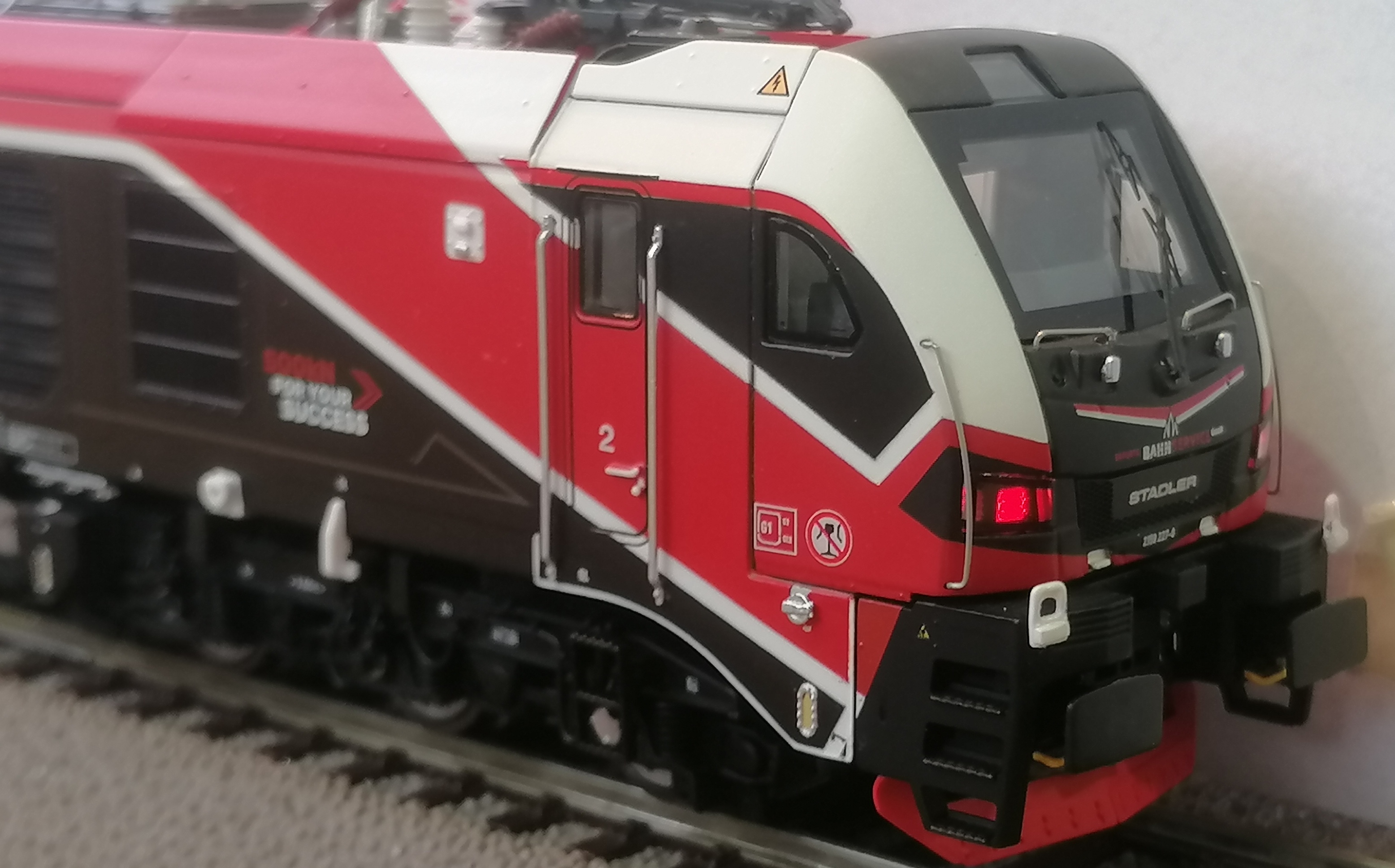 Sudexpress HO-scale Dual Mode Locomotive (2-Rail Analog)