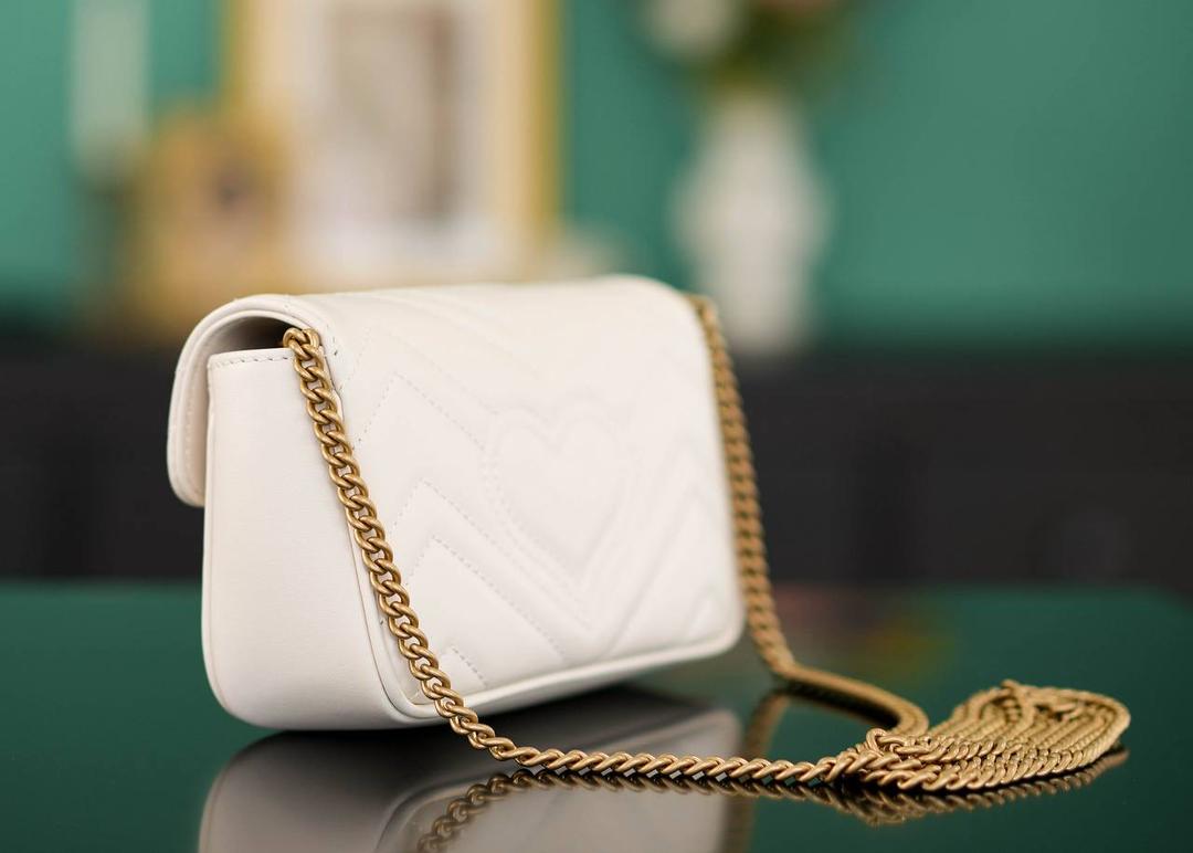 👜Marmont系列肩背包经典款 白色 mini16.5cm💕 （原厂皮 全铜五金） 正品售价,500 GG家的招牌款 原厂牛皮搭配经典的双G扣，复古做旧风格 一只超可爱的小奶油~喜欢小包入它准没错 官方款号 476433 尺寸小号：21x12x5cm 尺寸迷你：16.5x10x5cm