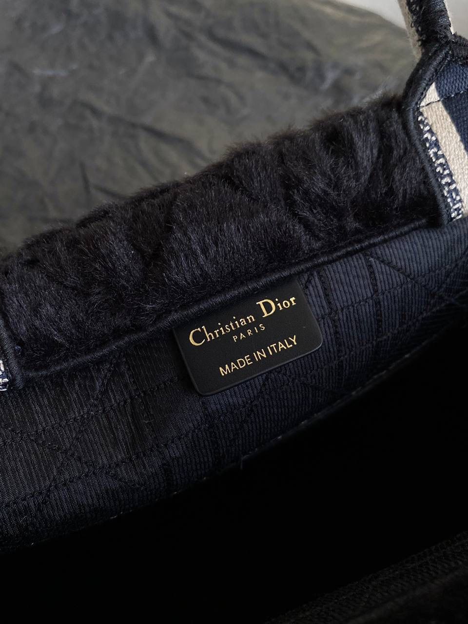 🈶黑蓝中号 𝗖𝗗 𝗕𝗼𝗼𝗸 𝗧𝗼𝘁𝗲 毛茸茸 最新冬季款简直不要太可爱呀🥹❤️ 皮毛一体的切割工艺，真的绝美 软乎乎的手感，暖暖的绒毛太治愈了 自带温柔属性的贵气氛围感，还很显嫩 磕到我心巴上了，忍不住心动一万次 秋冬战包的第一只，必是它！冲鸭😎🖤 36×27×16cm