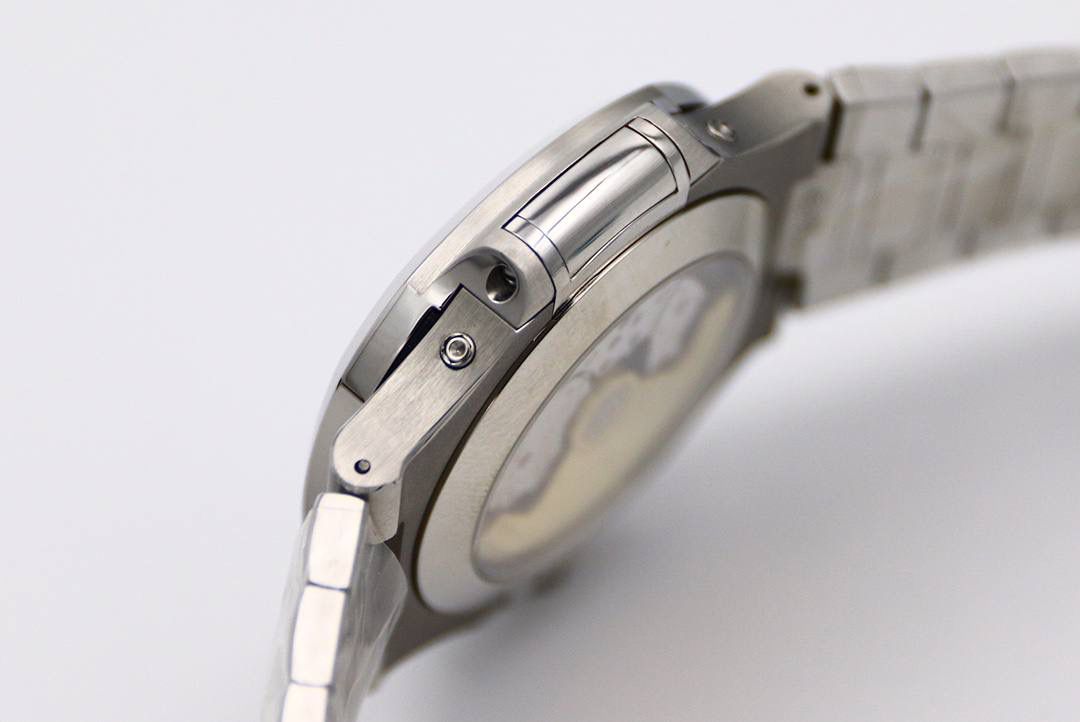 🔥新一代V3百 达 翡 丽🔥Nautilus年历腕表5726系列顶级版本 1⃣️全新一代V3表盘渐变深蓝色更加接近原装，正面可看出中间向四周扩散为蓝色渐变黑色，六点钟位置二十四小时盘同步原装CD纹，（现市面变盘均为蓝色未渐变且没有CD纹的错误版本）最新解毒版本 2⃣️新一代V3表壳，市面因壳身还原本就是一道道考验，各个环节工艺繁杂，现市面版本侧边三字位和九字位的搭配，还有四个功能按钮，基本摸起来都是高低不行且刮手的现象，GR全新一代V3表壳，经过几个月的研究和探讨，真正的意义上的做到了圆润的效果，侧边三字位和九字位搭配不管从什么角度，摸起来均不刮手不高低，同时四个功能按键位置也做出了调整，正品按键是为居中，市面普遍都是偏上且刮手，V3版本真正做到了一比一还原，不刮手且同正品一致居中。完爆市面所有版本 3⃣️V3表链依旧独霸市面，独家巨资开发表链，做到了柔软与贴手并存，每一节钢链中间都为正品一致工艺3D钻石菱形且立体感十足，不管多大多小的手腕均可佩戴，佩戴也极其舒适贴手，侧面与底部的打磨都与壳身一样的细腻。V3全新定义百达翡丽Nautilus终极版本（现市面均为廉价表带，没有正品的钻石菱形，也没有柔软与贴手，佩戴质感偏硬不舒适。还会有Nautilus的味道吗？）