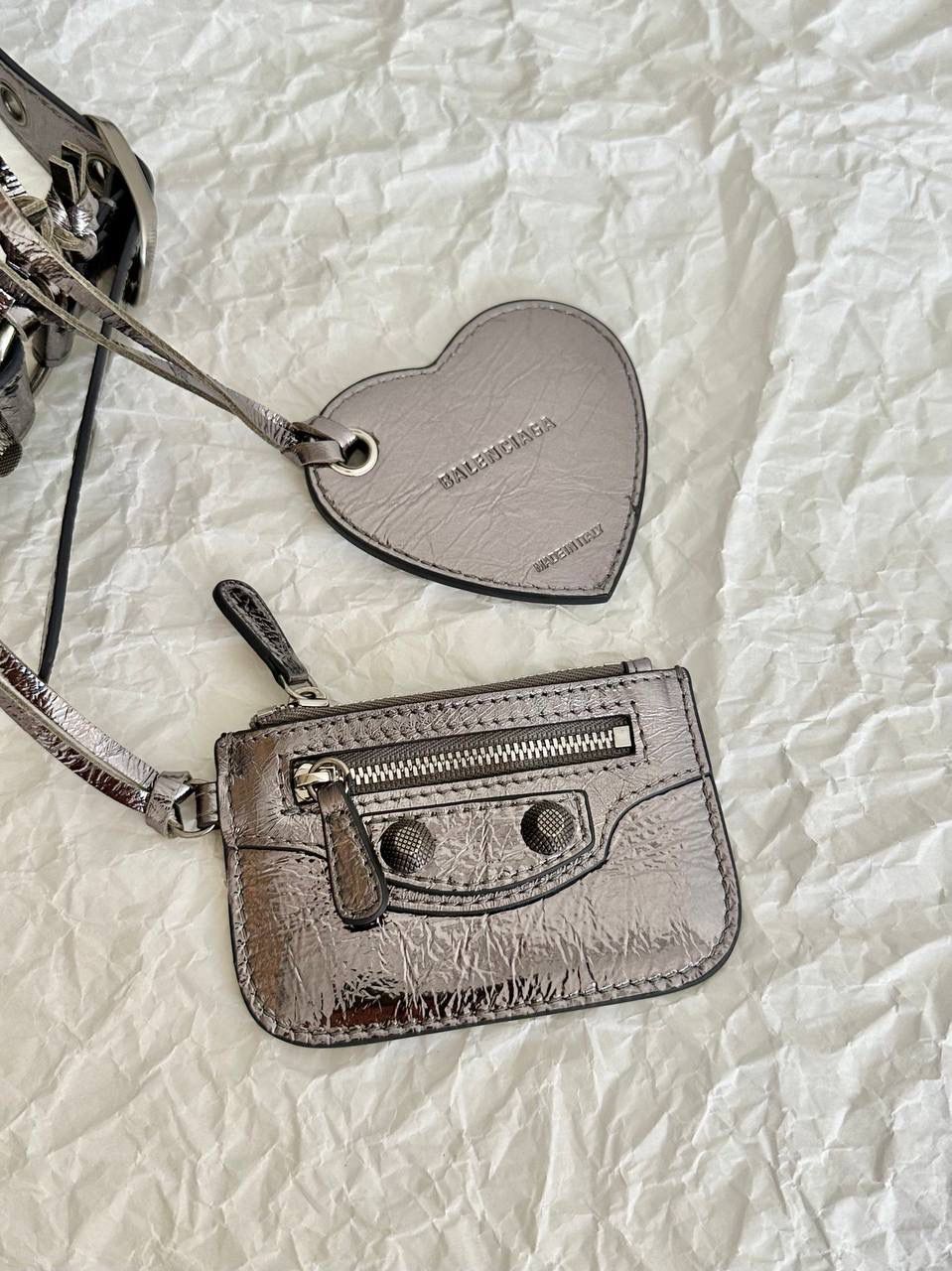 油蜡皮银灰色s/32cm🩶 Le Cagole半月包饺子包机车包 Wuhu！！让我重拾就对机车包的爱 半月弧形的包身，保留了软踏踏的皮料感 还有叮叮咚咚的流苏小钱包挂饰 最最让我欢喜的是多了面♥️小镜子！ 全方位细节拿捏住了～👌🏻 xs小号：26×16×10cm671309m s中号：33×16×8.4cm671307m