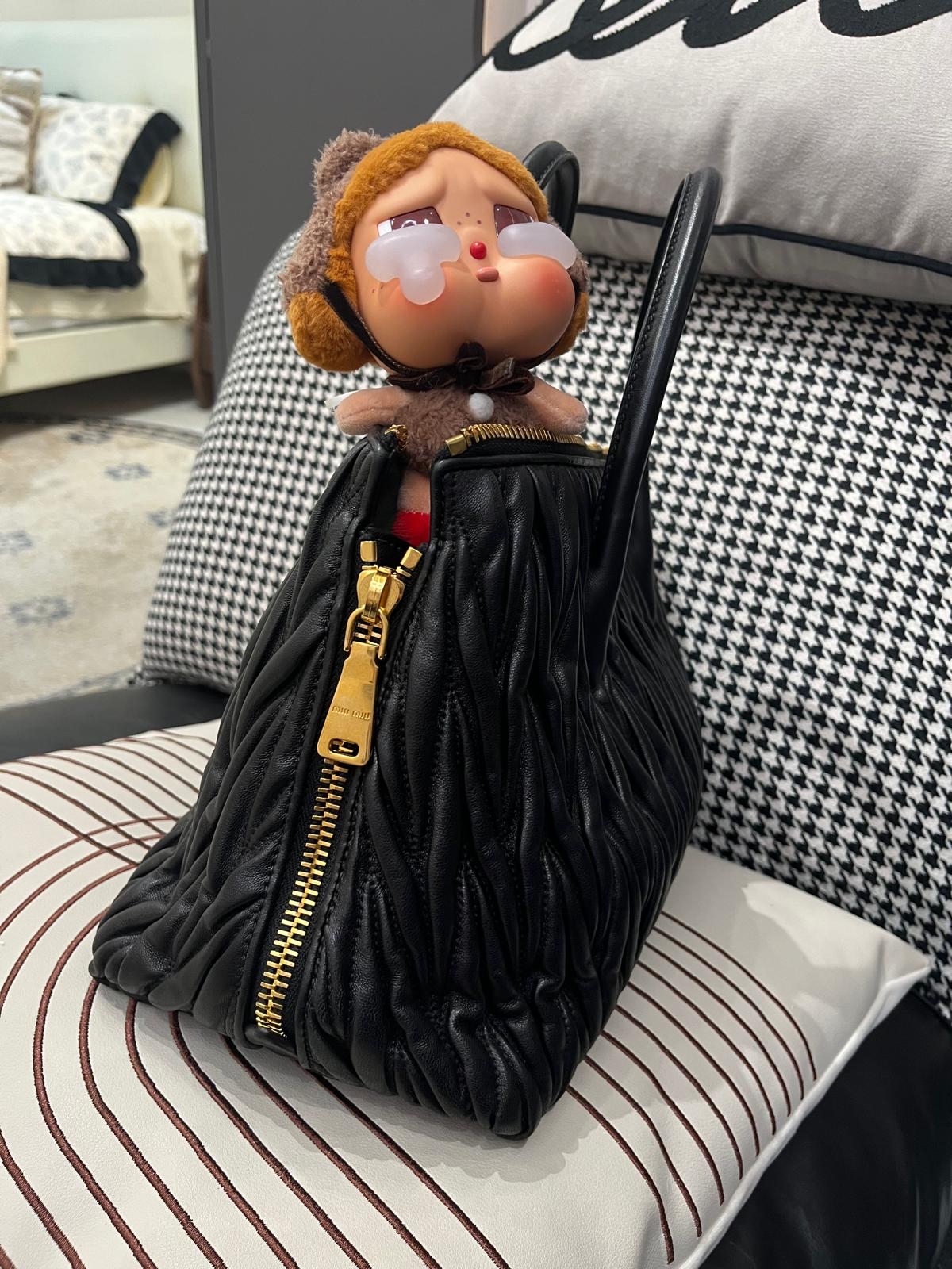 Miu Miu shoulder bag 黑金 100%Authentic, 93%New