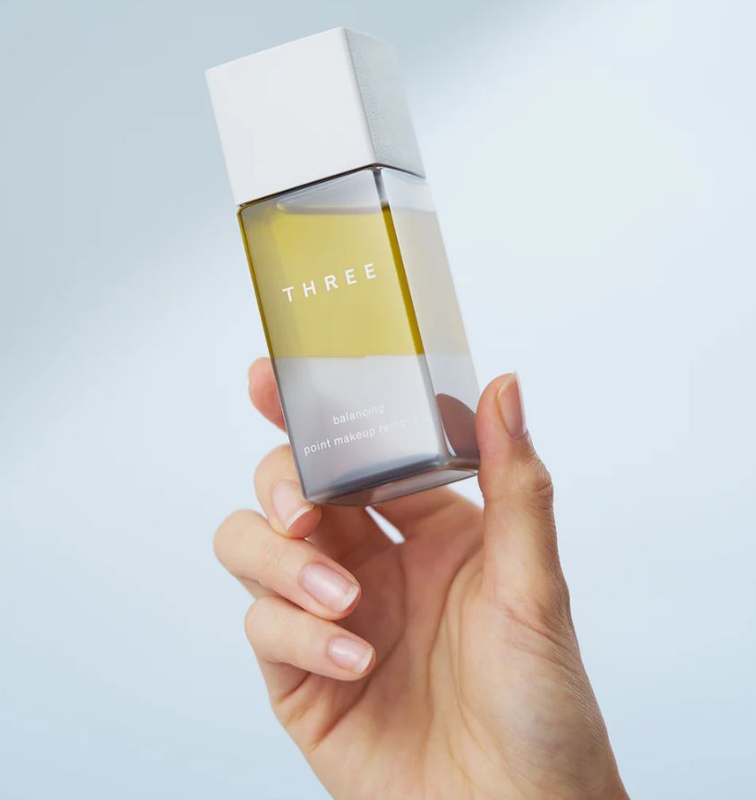 THREE 平衡眼唇卸妝液/90ml 兼具高效潔膚力與養膚力，雙重質地的眼唇卸妝液。 細膩呵護，徹底卸除眼唇等頑固彩妝。 添加多種天然植物油配方，以植物油的「油層」及植物萃取精華的「水層」的雙重質地與彩妝相互融合，有效卸除頑固彩妝同時賦予肌膚潤澤。 重點成分苦橙精油及辣木籽油，有助調節肌膚潤澤平衡，形成保濕層以防止肌膚乾燥，卸除彩妝同時守護敏弱的眼周及唇周。