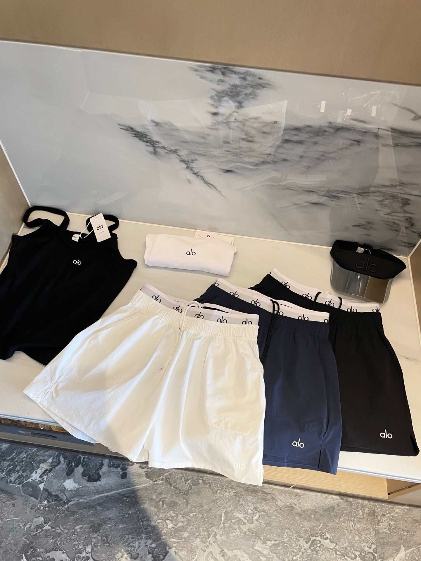 $95件。2件起$85件。Alo高腰假兩件短褲