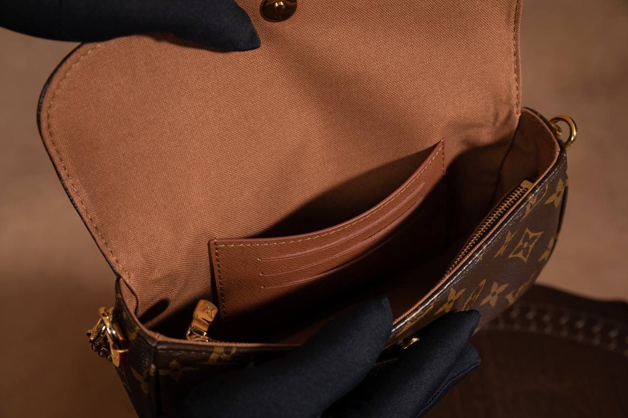 𝐖𝐀𝐋𝐋𝐄𝐓 𝐎𝐍 𝐂𝐇𝐀𝐈𝐍 𝐈𝐕𝐘😍 ▪️【上身图 供参考▪️】背上这款包包，瞬间化身精致的时髦精。它的设计造型时尚百搭，随意搭配都是颜值天花板🥹💕 双链条设计可单肩可斜挎✅ Size：23.5 × 12 × 4.3 cm 人气法宝系列💕 Ivy WOC 属于精致又时髦的小包款，整体设计真的可以说是 yyds❤️‍🔥❤️‍🔥 采用双链条设计，可单肩背 / 斜挎，多种精致又时尚的元素组合在一起，春夏秋冬四季都非常好搭🤩