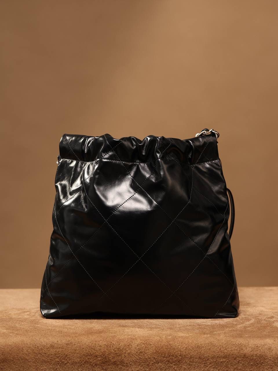 小香2022主打的爆款❤️‍🩹👜 22 bag已经火爆全网全球 我们简称“垃圾袋”，确实有点像垃圾袋 不过实用 我们只做渠道货 我们只做原厂皮独家渠道货 唯一对版的渠道货 22bag 黑色银字小号🤟🏻 小号：35 X 37 X 7cm 中号：39 X 42 X 8cm