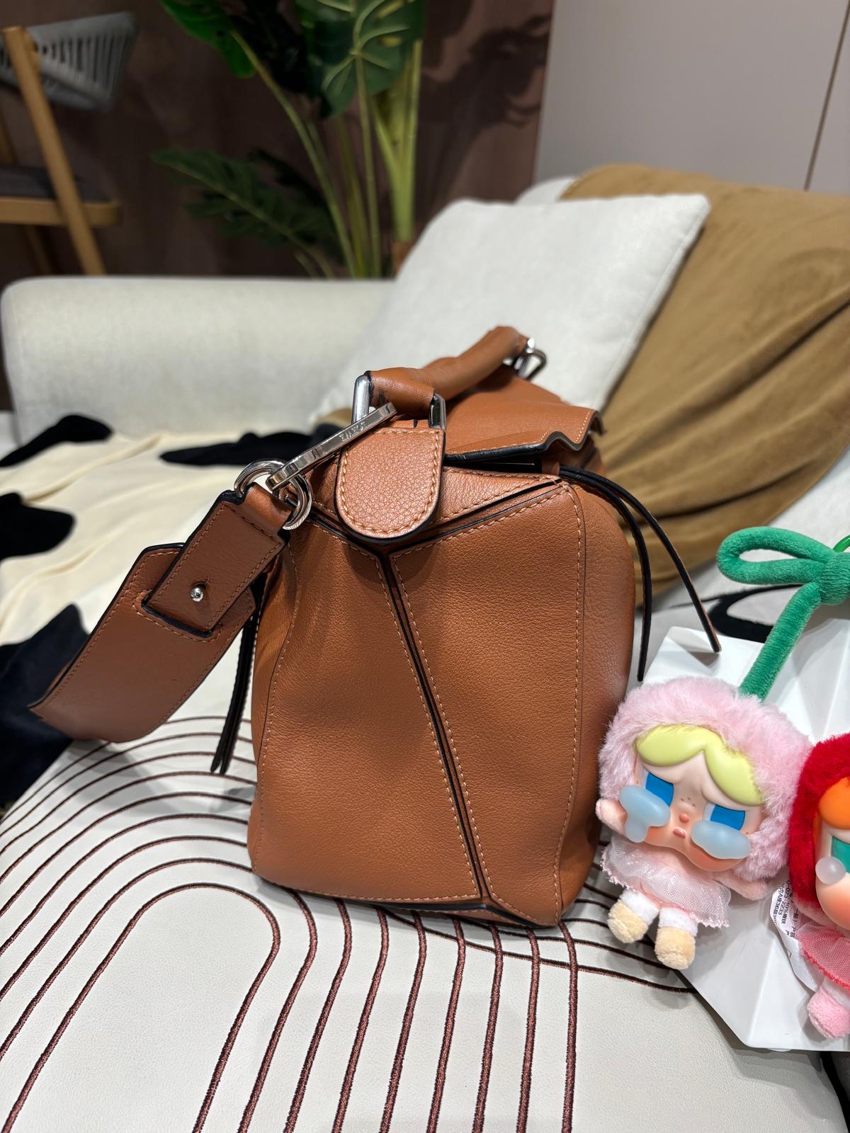 Loewe Puzzle Medium Tan 100%Authentic, 95%New ✅Dust bag
