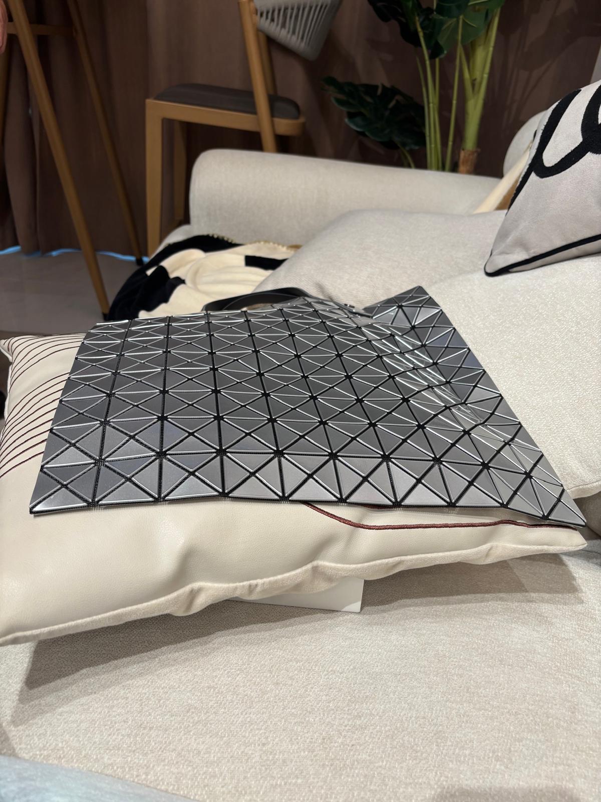 Issey Miyake Bao Bao Tote Sliver 100%Authentic, 98%New ✅Dust bag
