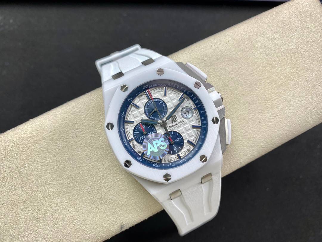 爱彼26400采用进口蓝宝石表镜，镀防眩目蓝膜，任意角度观赏都通透有质感✨。金属拉丝圈口与原装一致，六角螺丝与表框齐平，切割利落、光泽细腻。黑色格纹表盘层次分明，白色字体清晰，红色点缀的小表针格外醒目🔥；日历窗放大效果与正品同步，夜光填充均匀。六边形陶瓷表冠搭配计时按键，整体更显硬朗霸气💪。钛金属透底后盖做工精致，蓝宝石底镜清晰耐磨。搭载7750改3126机芯，走时稳定、动力可靠⚙️⌚