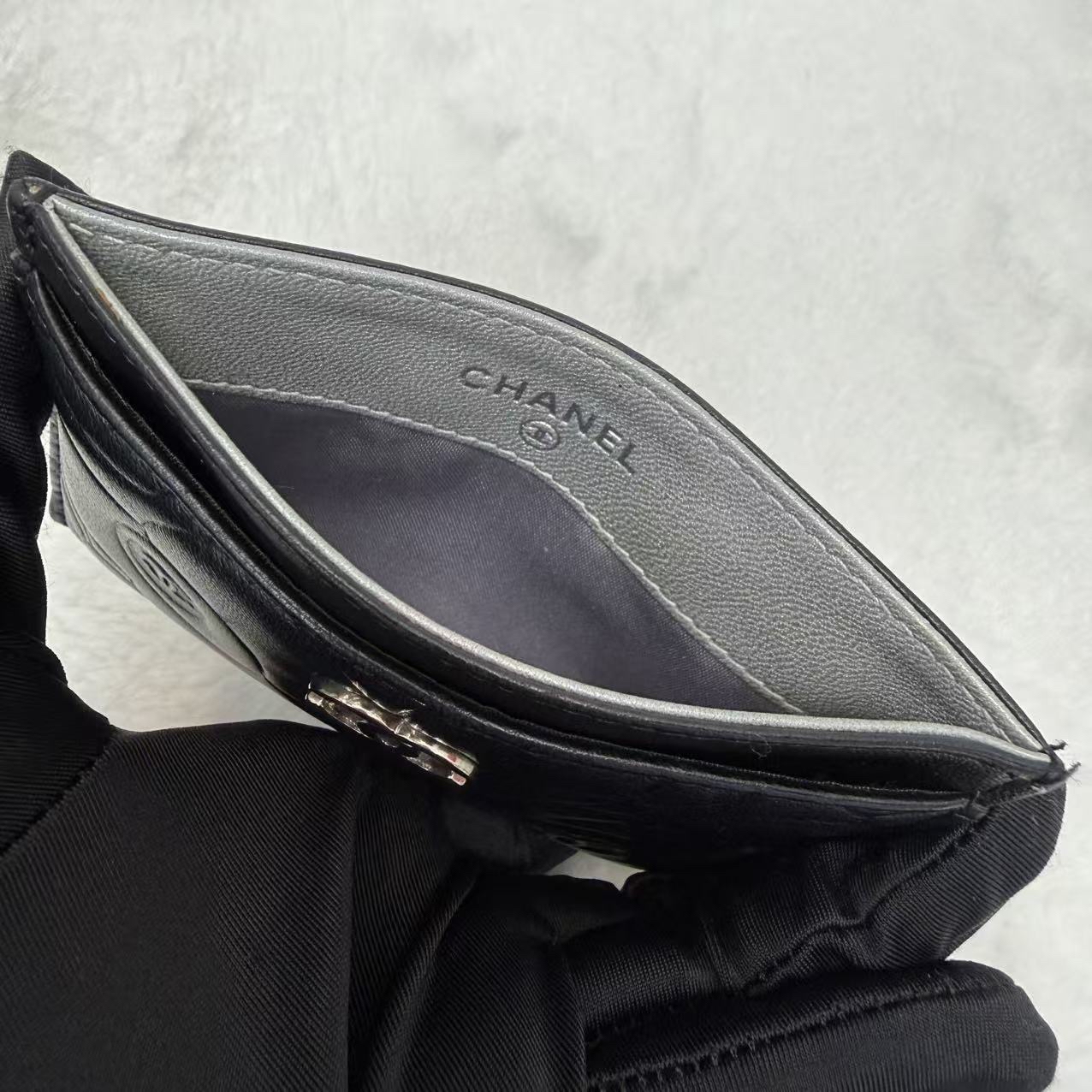 Chanel香奈兒卡包 山茶花系列錢包 單片橫版 黑銀羊皮 橫版 山茶花壓紋C Logo零錢包 男女同款