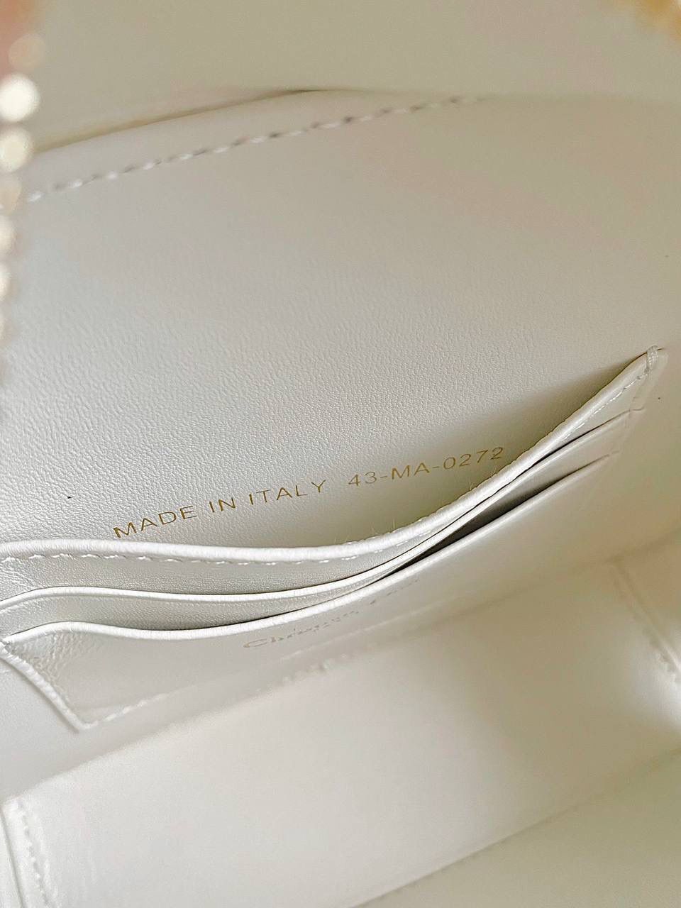 🈶白金 𝗗𝗶𝗼𝗿 𝗰𝗮𝗿𝗼手提相机包，全皮款 推荐给所有小包爱好者，超级呆萌 方方正正的箱形，软糯糯的小牛皮 简单不花哨，可拆卸肩带➕手提带两用 手提真的非常非常好看，多了丝小女人的娇羞感 高级又不失复古，冬天配大衣绝了 18×5×13cm，#7301m