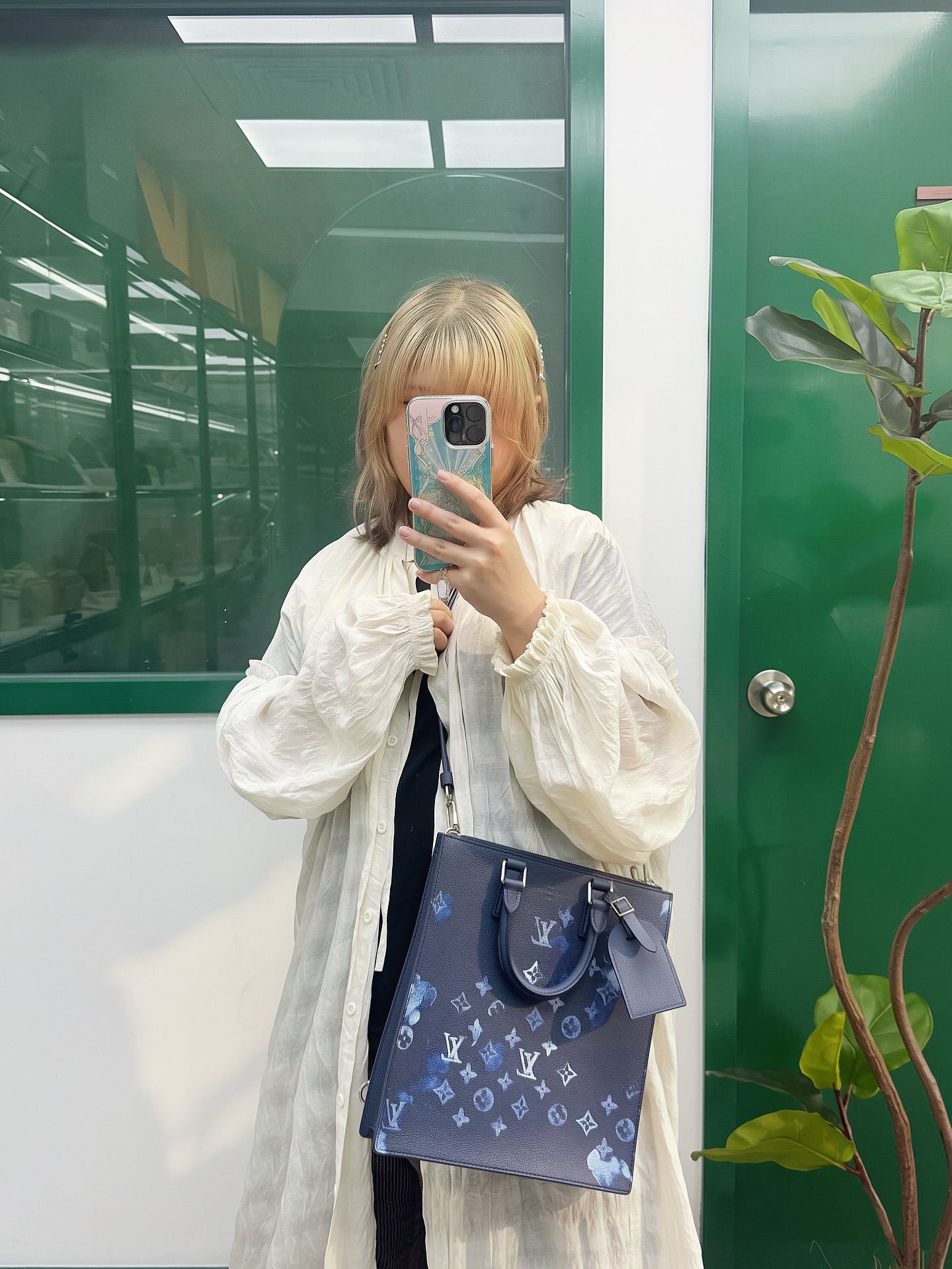 lv👜 PRE OWNED 🛍️ 藍米琴譜袋 特別版 有肩帶  Size: 24*6*28cm 配件 -肩帶🫶🏻  優惠價 $14980  #收袋王  喜歡的話快點pm/whatsapp 我們💓 銷售熱線51111 321（whatsapp)  我們服務包括有：手袋飾物回收、手袋置換(一換一、一換多也可以） 、專業手袋鑑證、專業手袋護理 Is 購買方法 🏢親臨門市 荃灣南豐中心15樓1521室（荃灣地鐵站a出口1分鐘到）敬請預約 ❤️只賣正品正貨，任驗💓🫰🏻 ❤️‍🔥本店為香港註冊公司絕對真貨，信心保證👍🏻 🫰🏻本店設有鑑證服務，有駐場鑑證師  ✨歡迎追蹤我哋各個平台緊貼最新優惠x貨品🔥😍 👇🏻👇🏻👇🏻👇🏻👇🏻👇🏻👇🏻👇🏻  ⭐️Instagram: aoaocave  🌈Facebook: aoaocave收袋王  🔥Carousell: acluxuryhk  👆🏻👆🏻👆🏻👆🏻👆🏻👆🏻👆🏻👆🏻  ___________________________  Disclaimer🫰🏻All trademarks and copyrights are reserved to the original brand holders. @AOAOCAVE sells only authentic goods and is not affiliated with any of the brands mentioned.  @AOAOCAVE 跟任何品牌無關，而且沒有持有任何品牌資版權，亦沒有與任何品牌合作。所有商標及版權歸屬於品牌坊所有，帖子只作分享用途。  #aoaocave #手袋回收 #名牌買賣