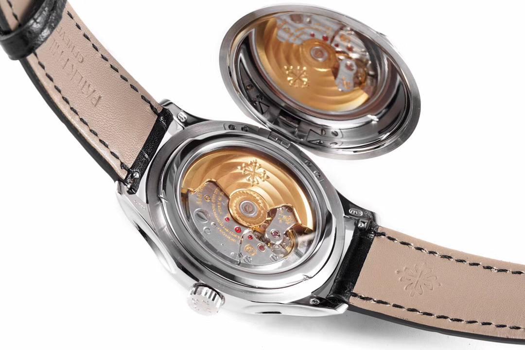 🔥🔥🔥极限复刻——百达翡丽古典系列——5227腕表V3版！【细节升级如下】腕表尺寸39mmX10.2mm ✅升级表壳打磨，使之整体更佳匀称协调，独家还原正品独特的温润质感。 ✅完善防尘盖与壳体的衔接机制，带来和正品一样的开合体验。 ✅刻度和指针，采用最新的贵金属电镀工艺处理，效果更上一层楼。 ✅“锅盖型”微凸蓝宝表镜，版型与正品一致，效果通透，辨时清晰。 ✅采用定制版Cal.324一体机——更薄，长期戴更稳。 ✅表带：经典意大利小牛皮表带，纹路清晰，质感上乘。