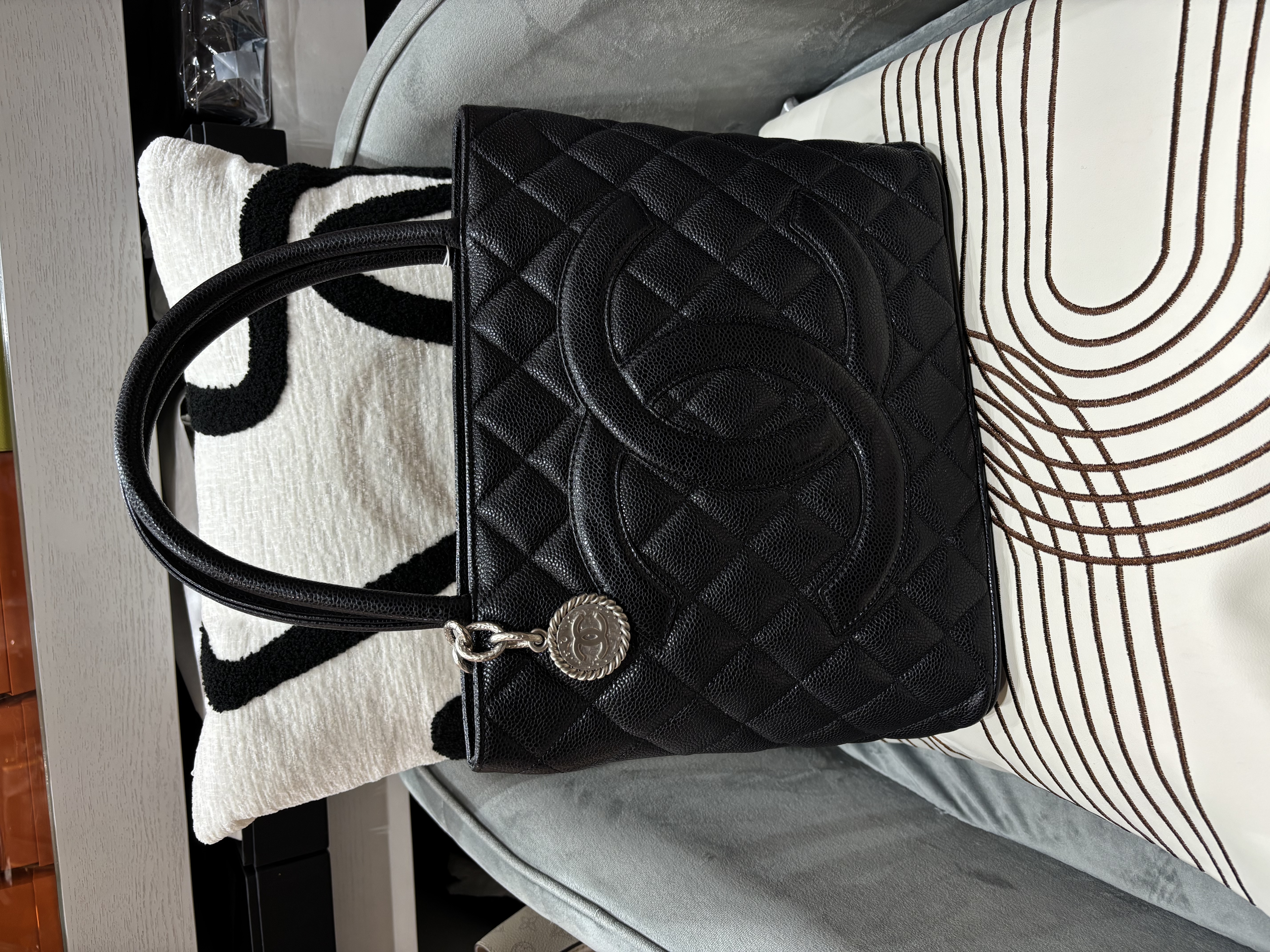 Chanel medallion shoulder hag 黑色魚子醬牛皮希爾頓包，Vintage 絕版 100%Authentic ,95%new✅14Card ✅Dust bag
