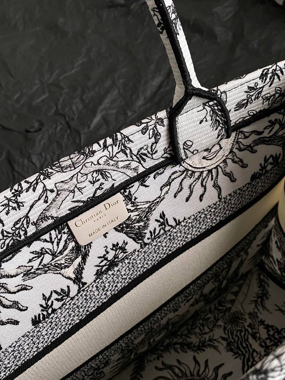 🈶黑白中号 𝗖𝗗 𝗕𝗼𝗼𝗸 𝗧𝗼𝘁𝗲 24太阳神阳光茹伊 它有代表春天的玫瑰💐🎀 夏天的麦穗，秋天的枫叶 以及冬日的枝干 整个太阳也是关于守护的象征 寓意是非常美好的，浪漫且神秘 那种高定视觉，沦陷了！！ 行走在街头很是时髦🌟 36×27×16cm